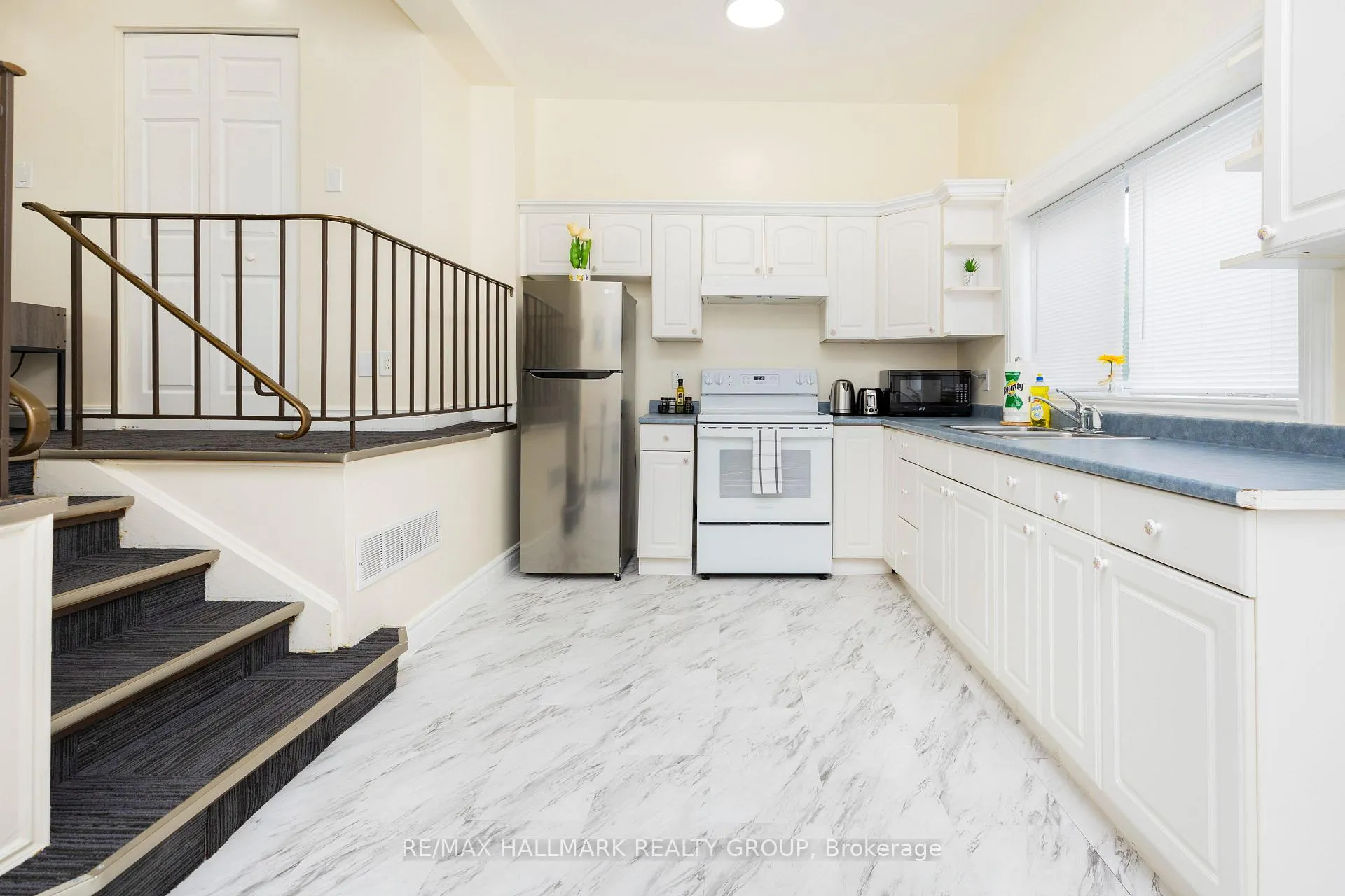 Photo 4 of Unit 5, 456 Bronson Avenue, Ottawa, West Centre Town — HOMEH