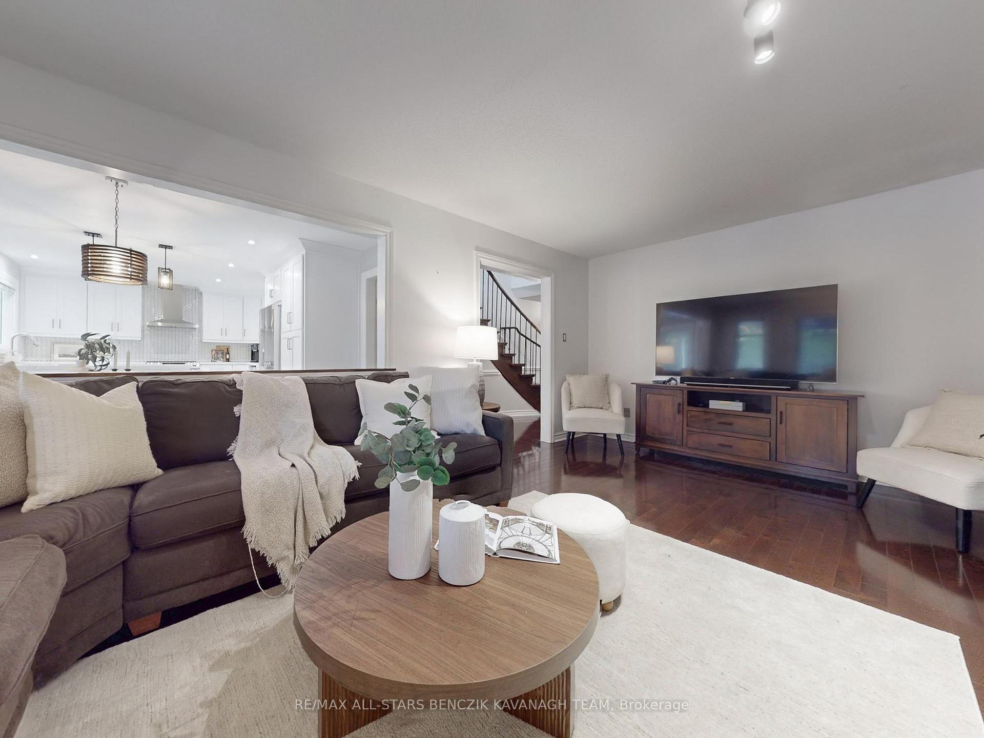 Photo 9 of 371 Fairway Gardens, Newmarket, Glenway Estates — HOMEH