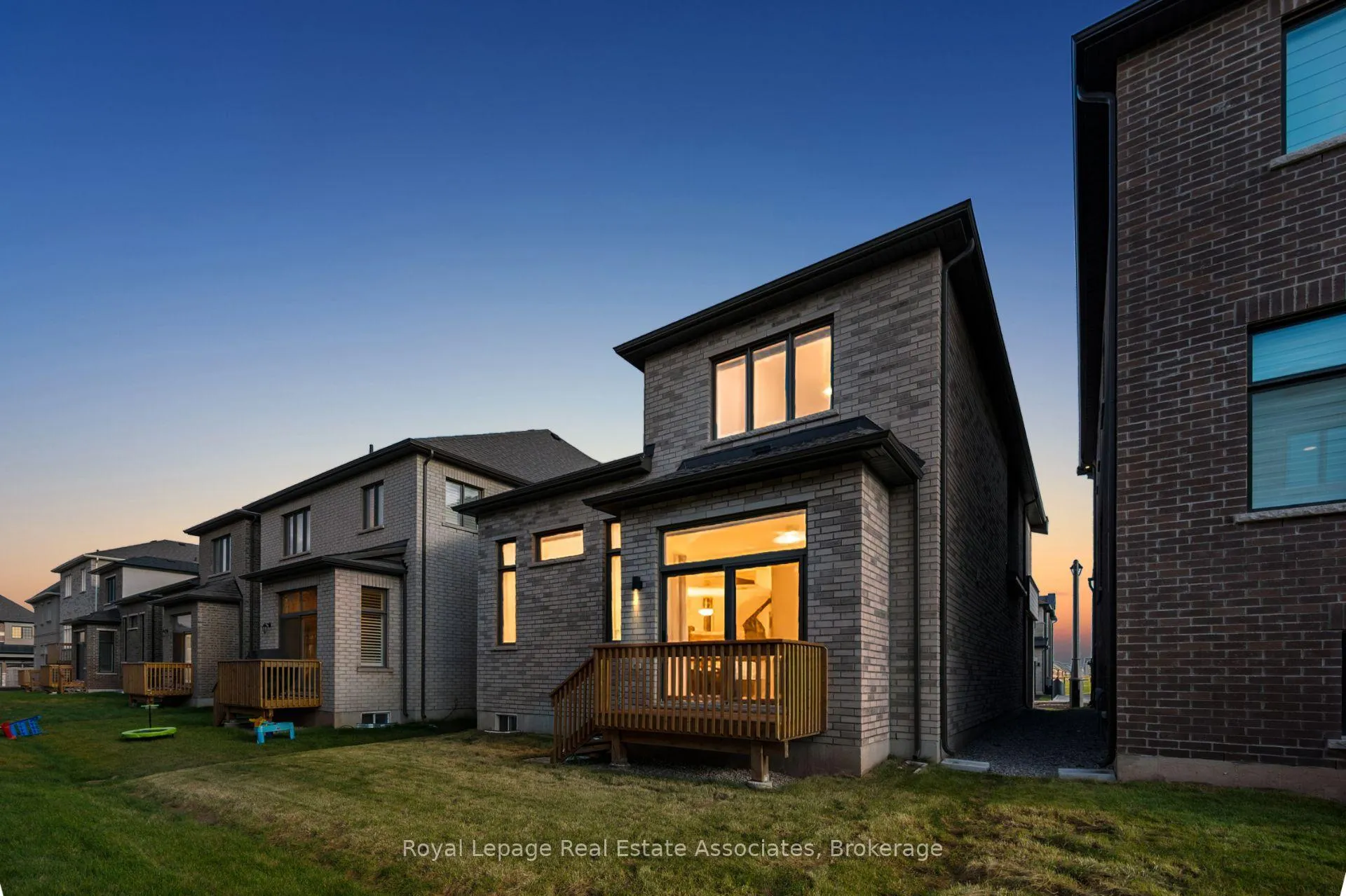 Photo 4 of 1249 Onyx Trail, Oakville, Joshua Meadows — HOMEH