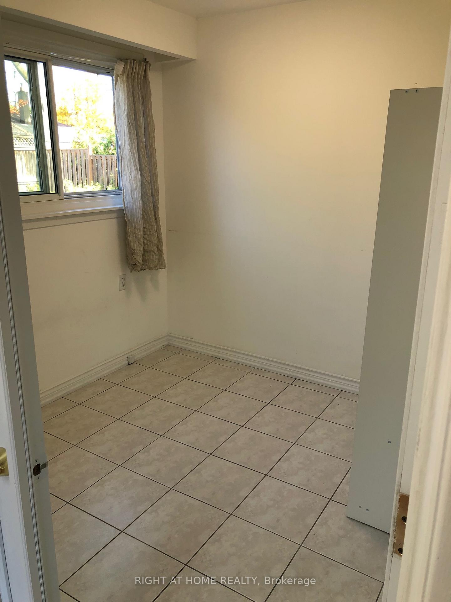 Photo 2 of Unit 2, 32 Donalbain Crescent, Markham, Royal Orchard — HOMEH