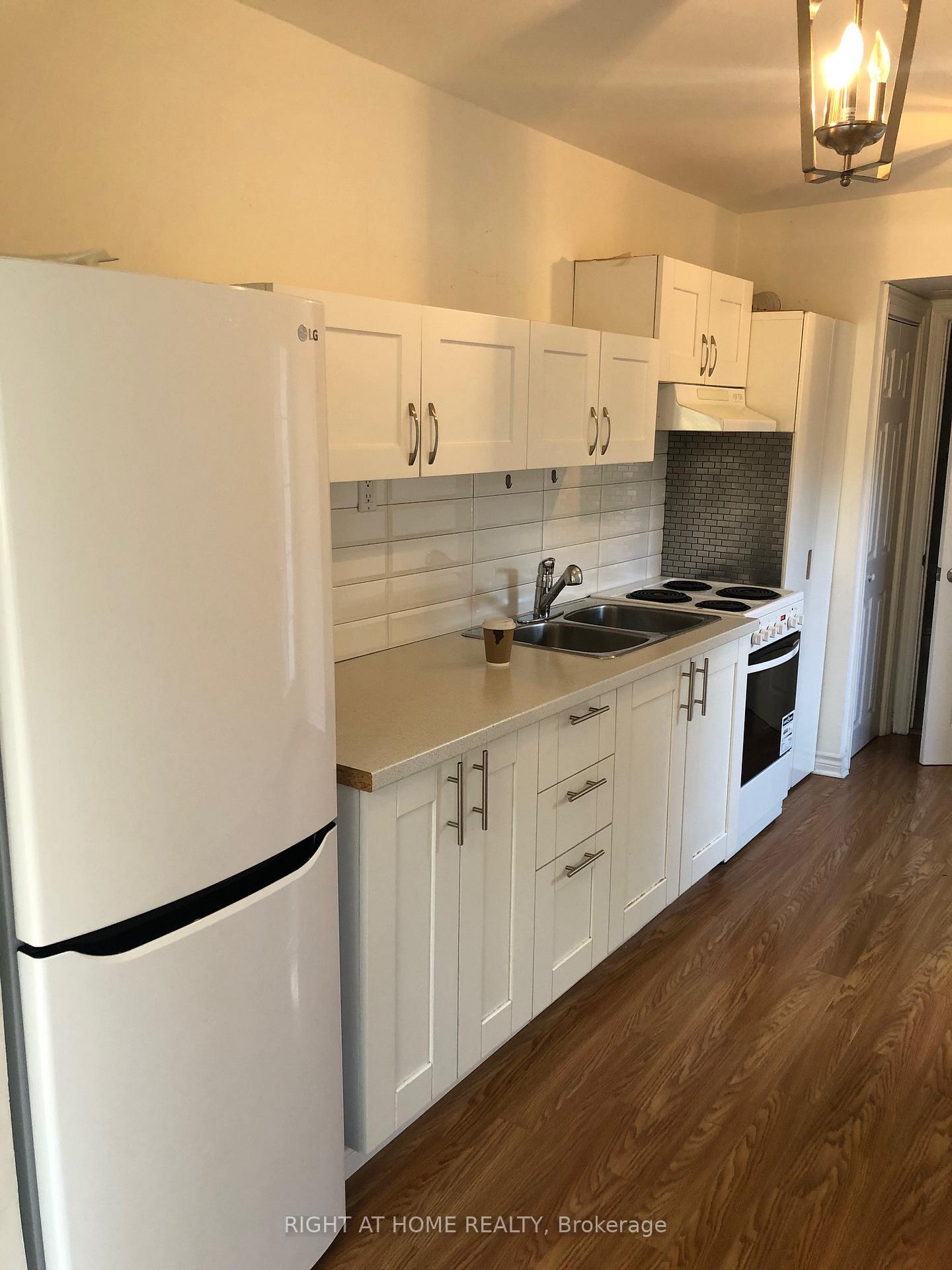 Photo 3 of Unit 2, 32 Donalbain Crescent, Markham, Royal Orchard — HOMEH