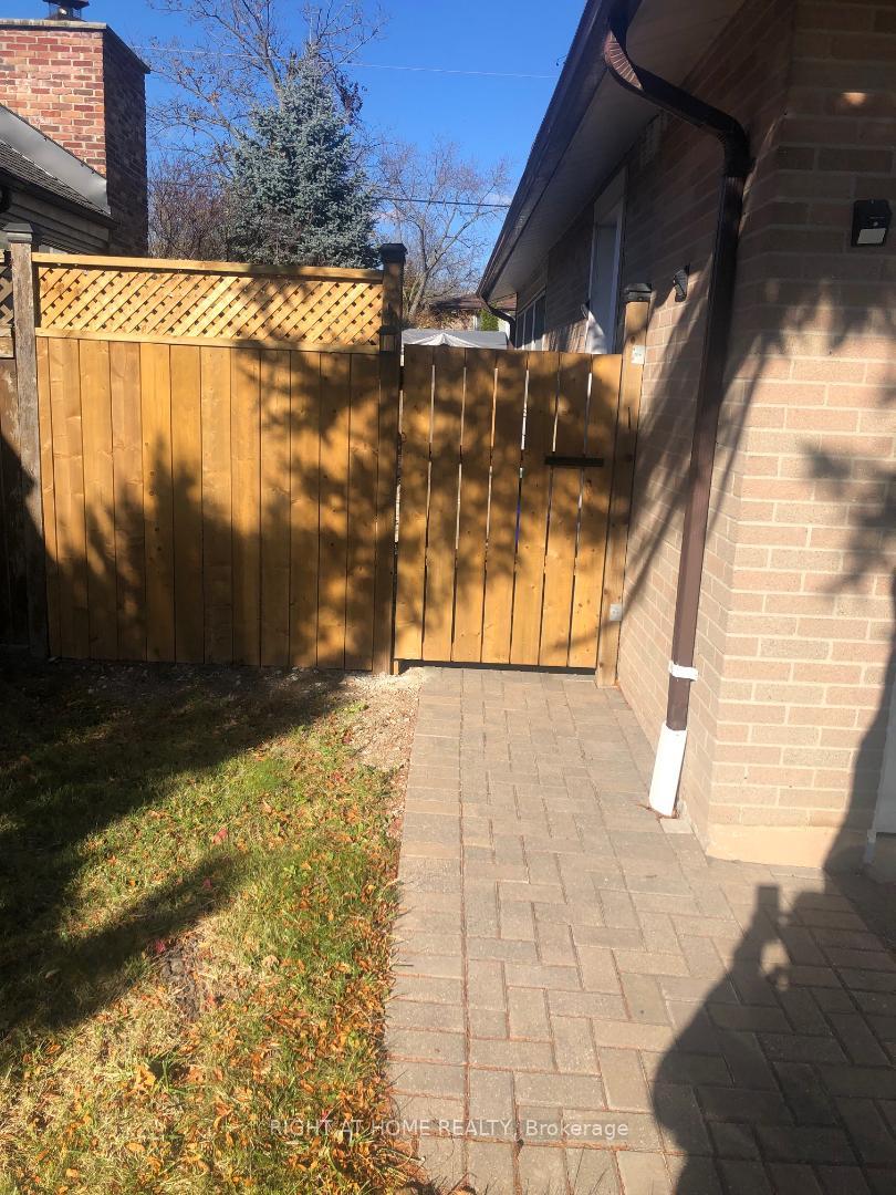 Photo 6 of Unit 2, 32 Donalbain Crescent, Markham, Royal Orchard — HOMEH