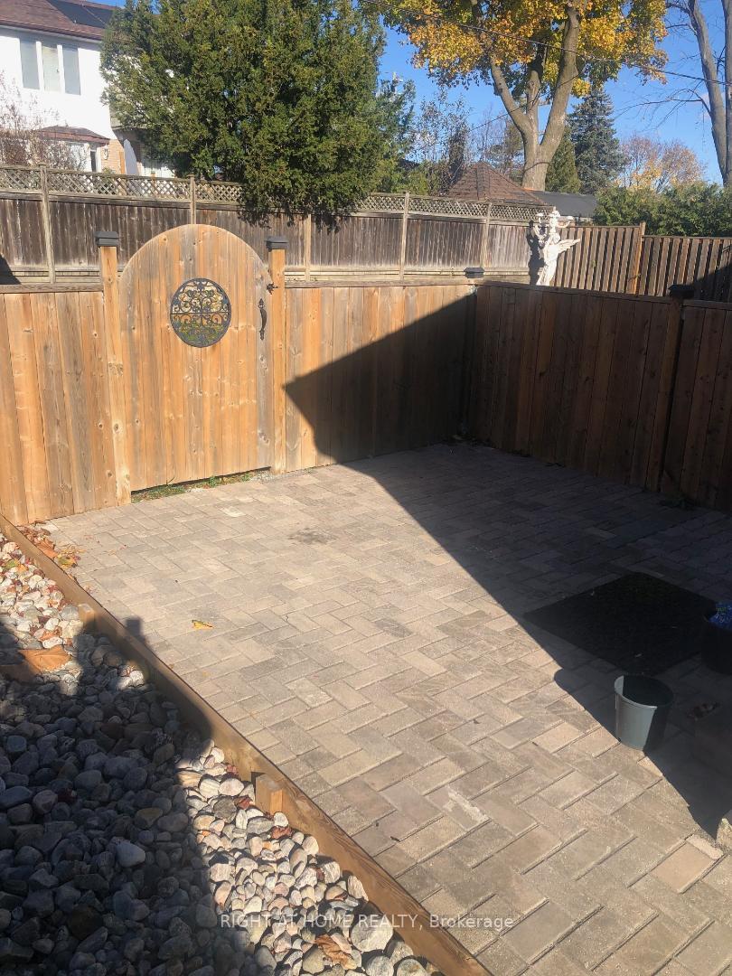 Photo 7 of Unit 2, 32 Donalbain Crescent, Markham, Royal Orchard — HOMEH