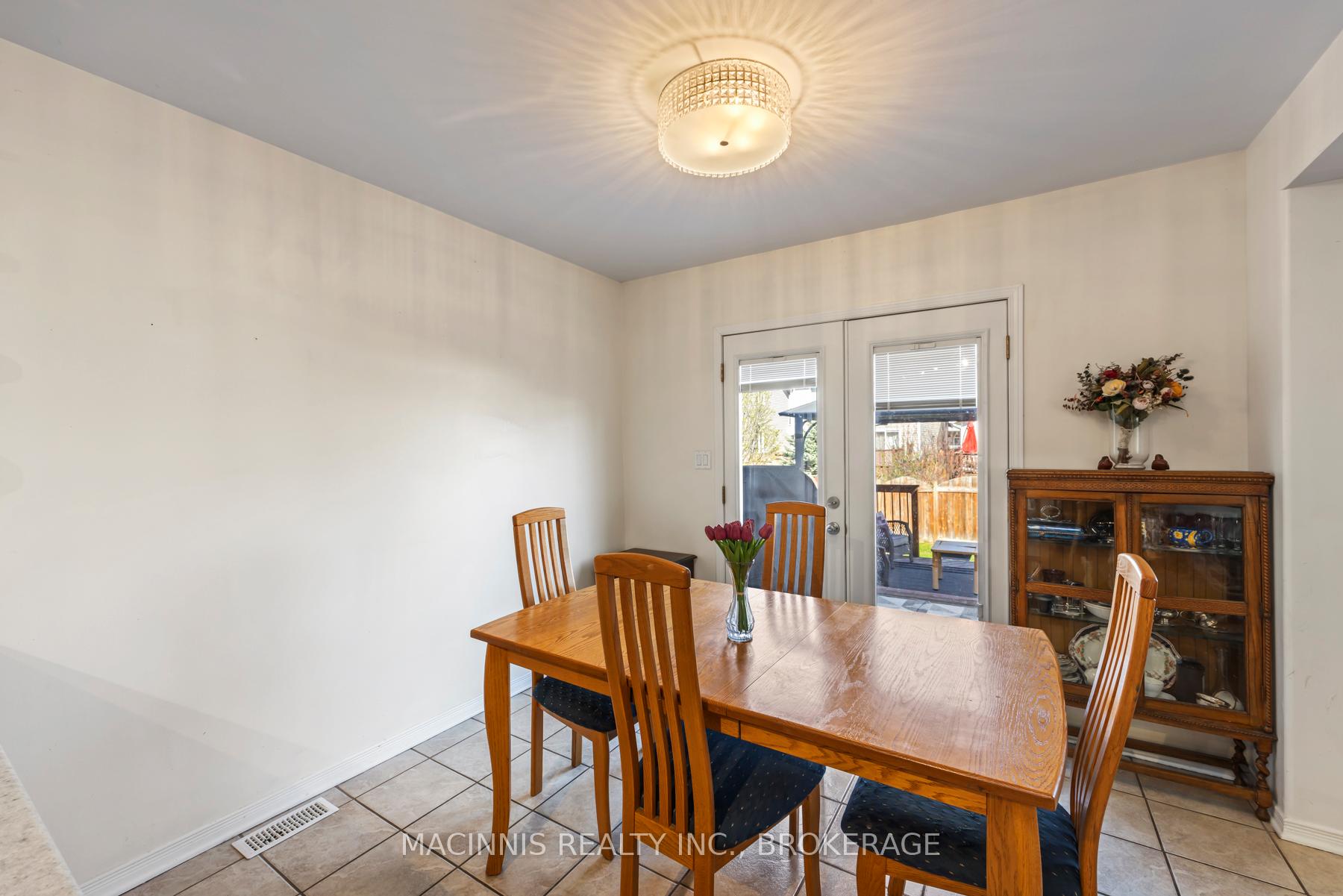 Photo 8 of 1018 Rainbow Crescent, Kingston, Kingston East (Incl Barret Crt) — HOMEH