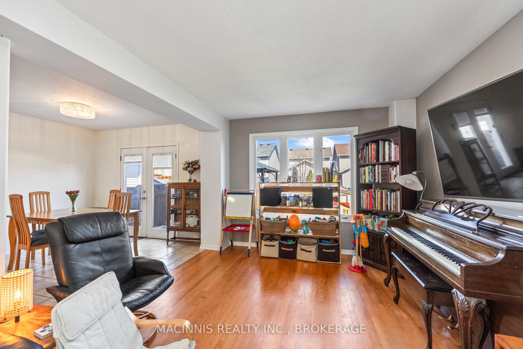 Photo 11 of 1018 Rainbow Crescent, Kingston, Kingston East (Incl Barret Crt) — HOMEH