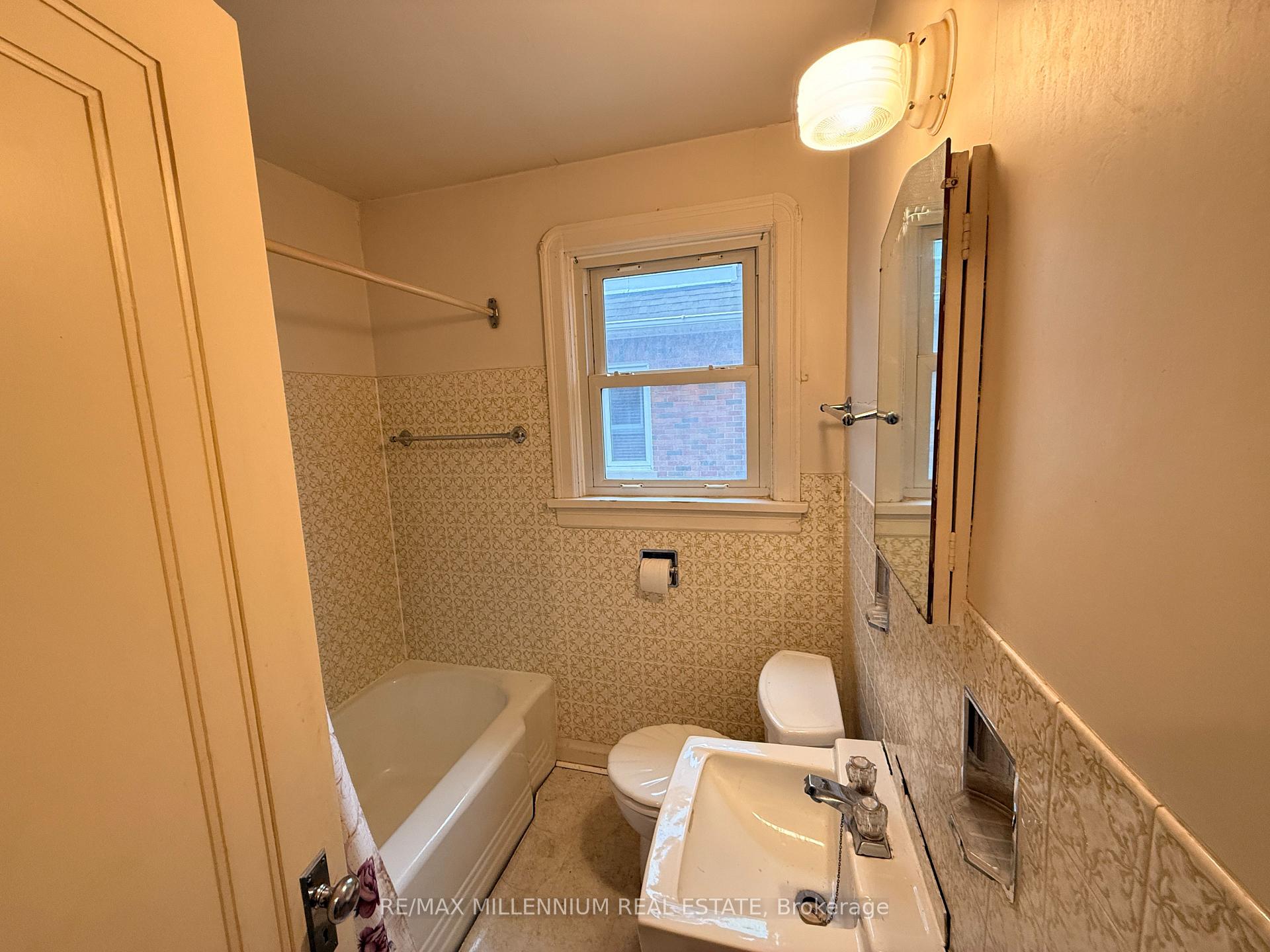 Photo 10 of 94 Cadillac Avenue S, Oshawa, Central — HOMEH