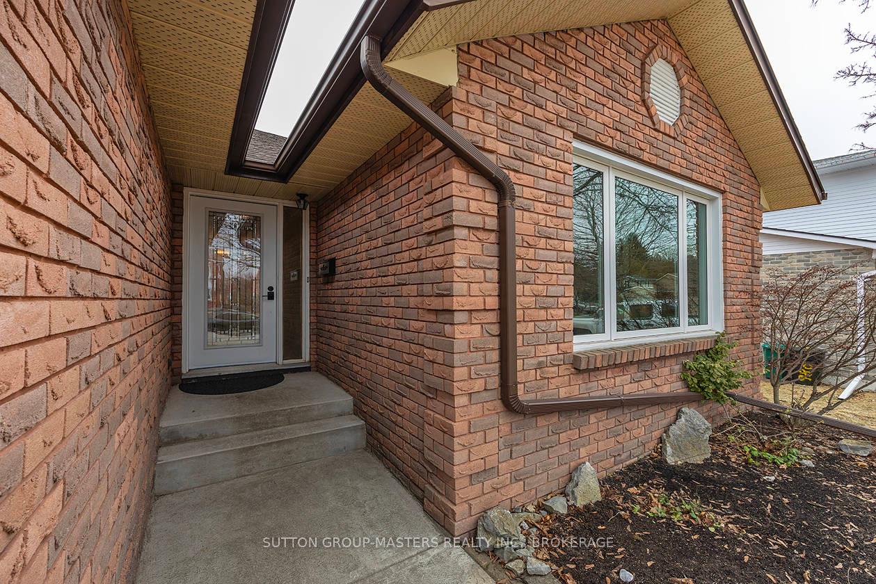 Photo 3 of 984 Ambleside Crescent, Kingston, North of Taylor-Kidd Blvd — HOMEH