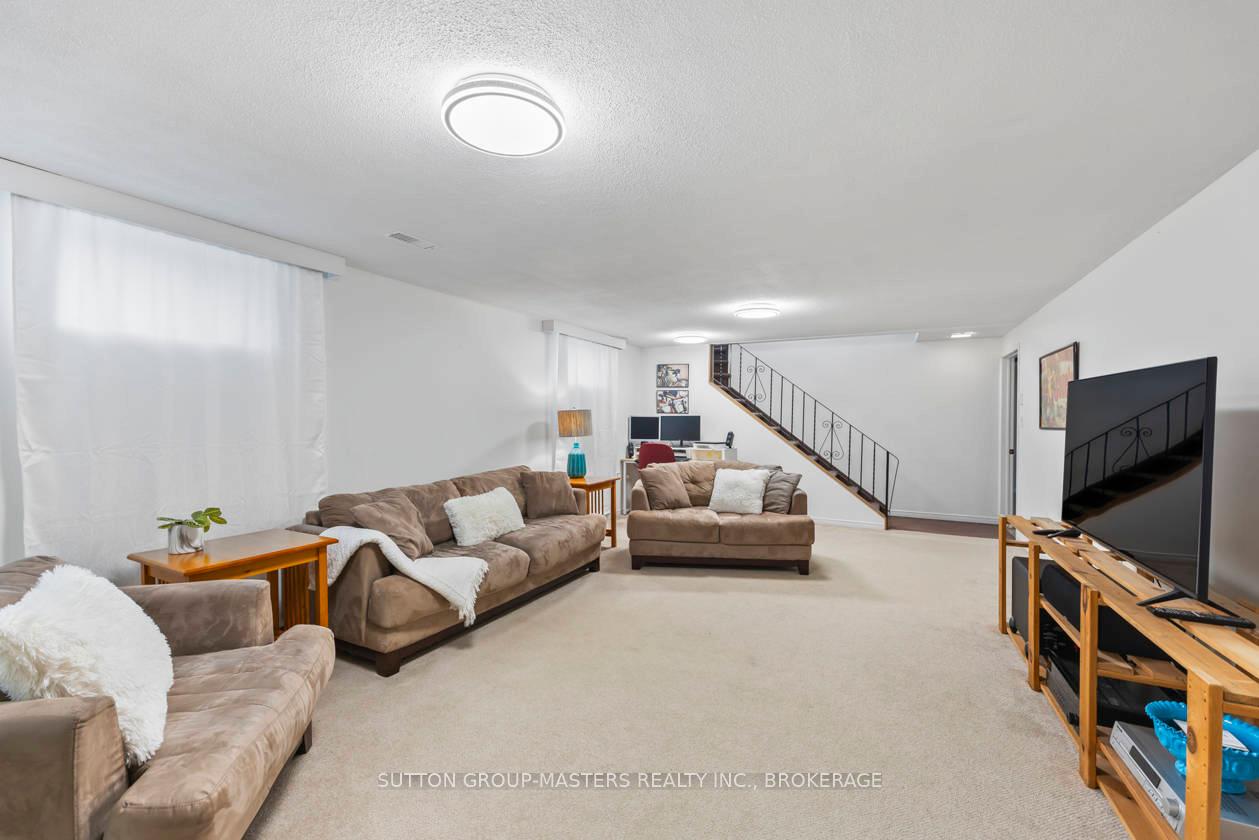 Photo 32 of 984 Ambleside Crescent, Kingston, North of Taylor-Kidd Blvd — HOMEH