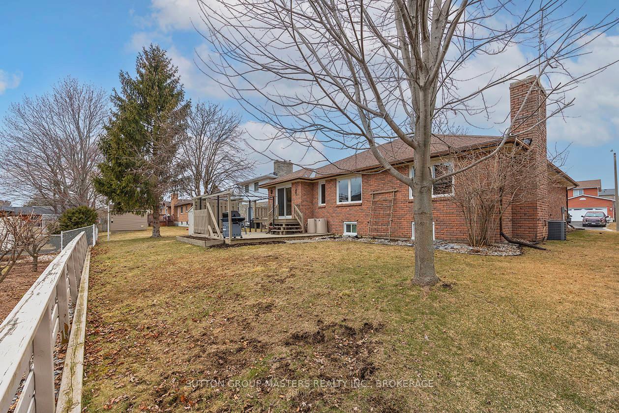 Photo 39 of 984 Ambleside Crescent, Kingston, North of Taylor-Kidd Blvd — HOMEH