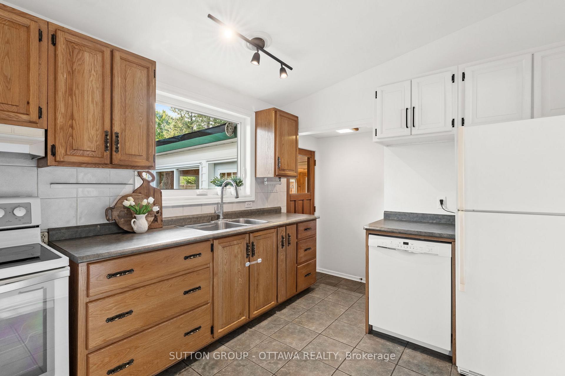 Photo 13 of 1370 Sault Street, Ottawa, Bilberry Creek/Queenswood Heights — HOMEH