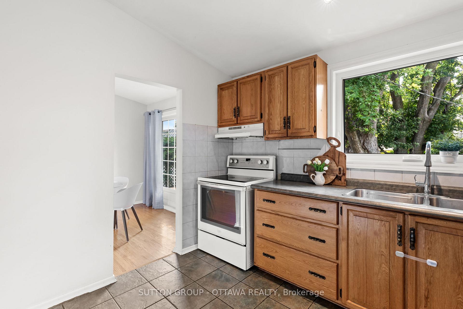 Photo 15 of 1370 Sault Street, Ottawa, Bilberry Creek/Queenswood Heights — HOMEH