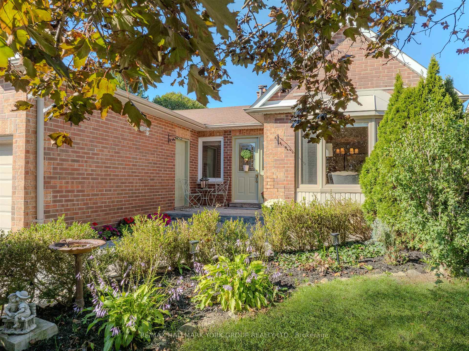 Photo 4 of 332 John Bowser Crescent, Newmarket, Glenway Estates — HOMEH