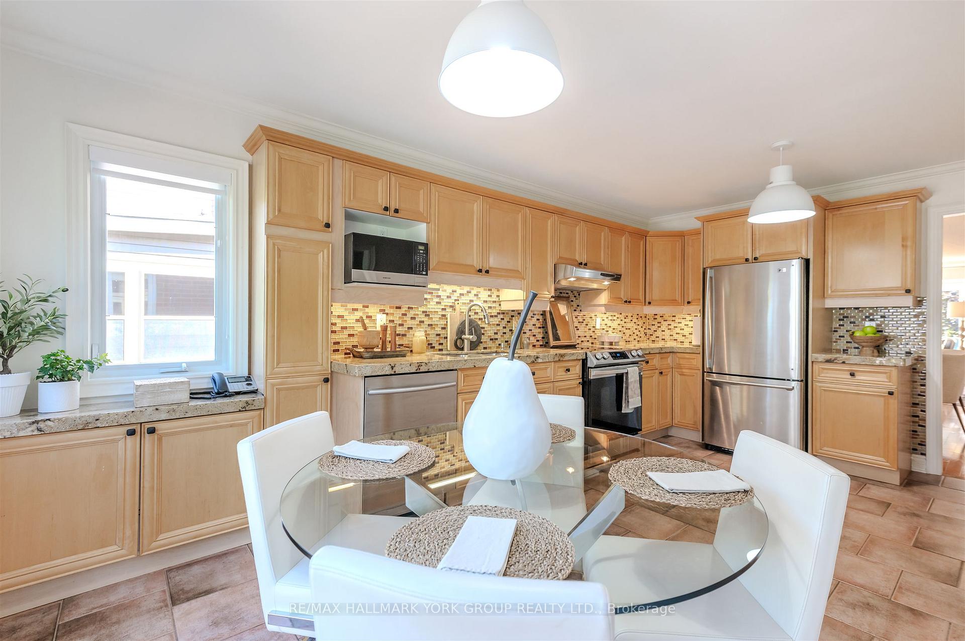 Photo 12 of 332 John Bowser Crescent, Newmarket, Glenway Estates — HOMEH