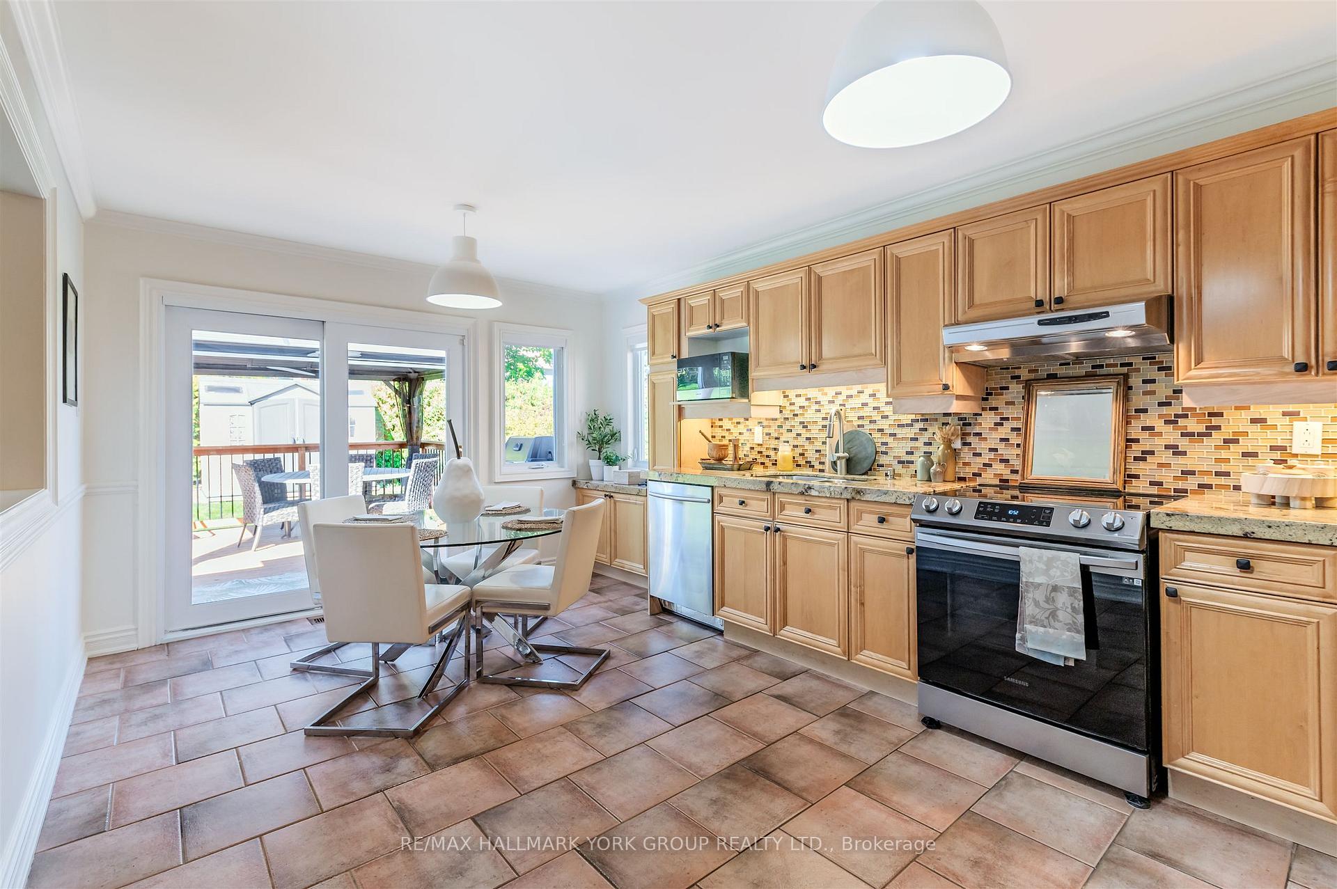 Photo 13 of 332 John Bowser Crescent, Newmarket, Glenway Estates — HOMEH