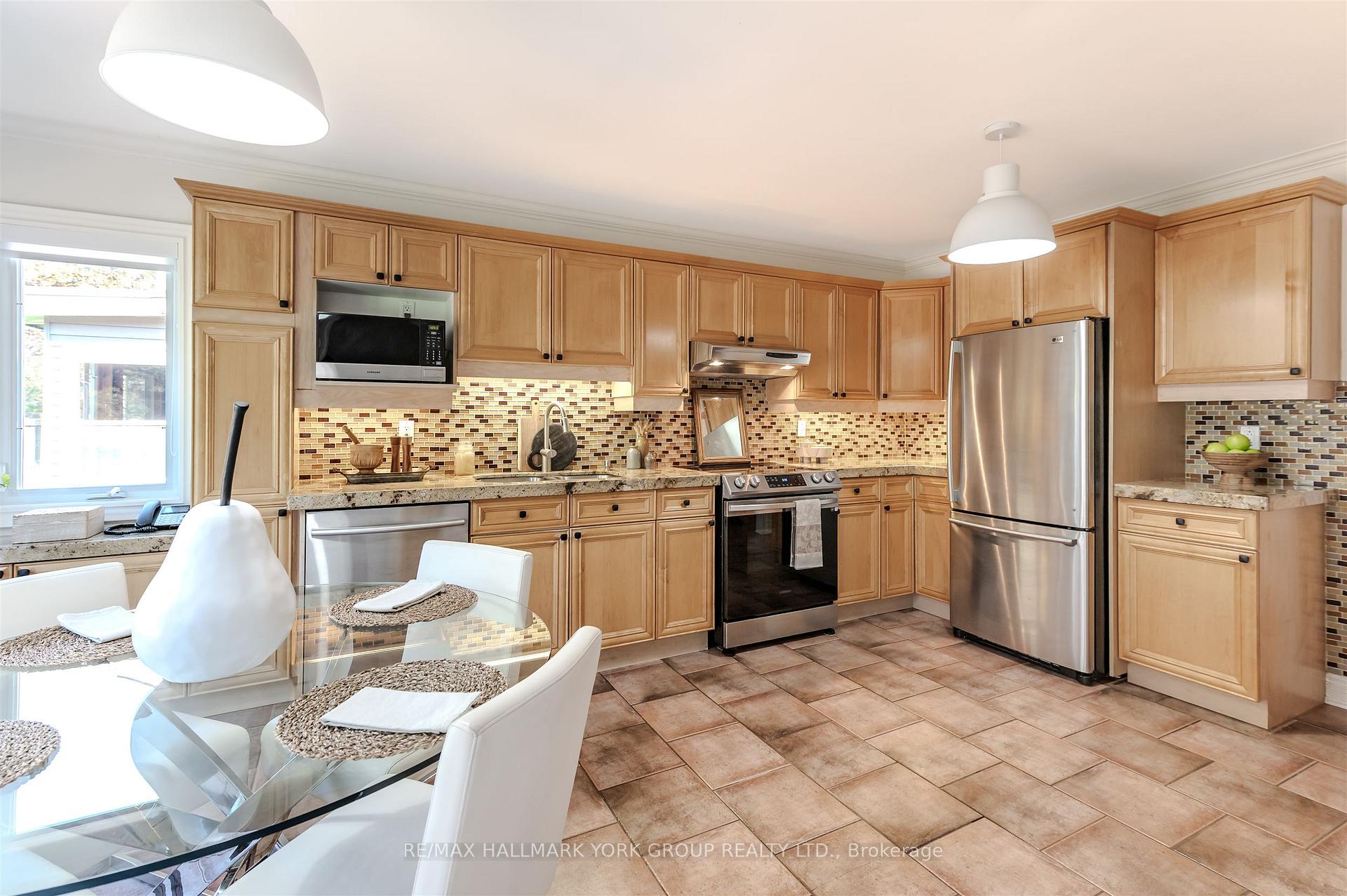 Photo 14 of 332 John Bowser Crescent, Newmarket, Glenway Estates — HOMEH