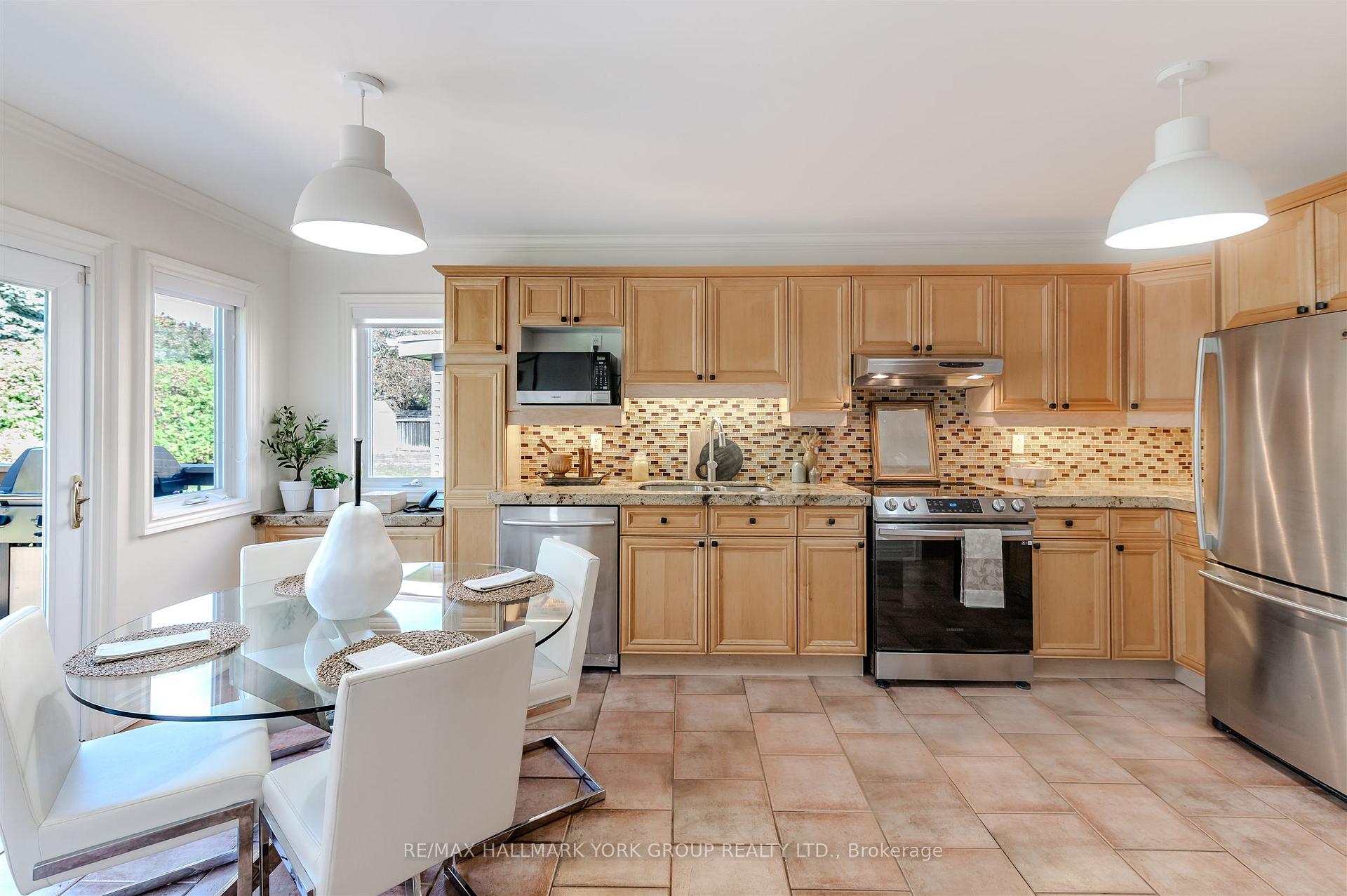 Photo 15 of 332 John Bowser Crescent, Newmarket, Glenway Estates — HOMEH