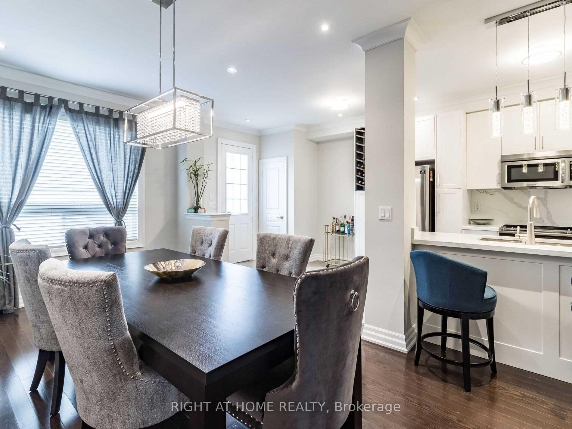 Photo 3 of 2521 Postmaster Drive, Oakville, Westmount — HOMEH