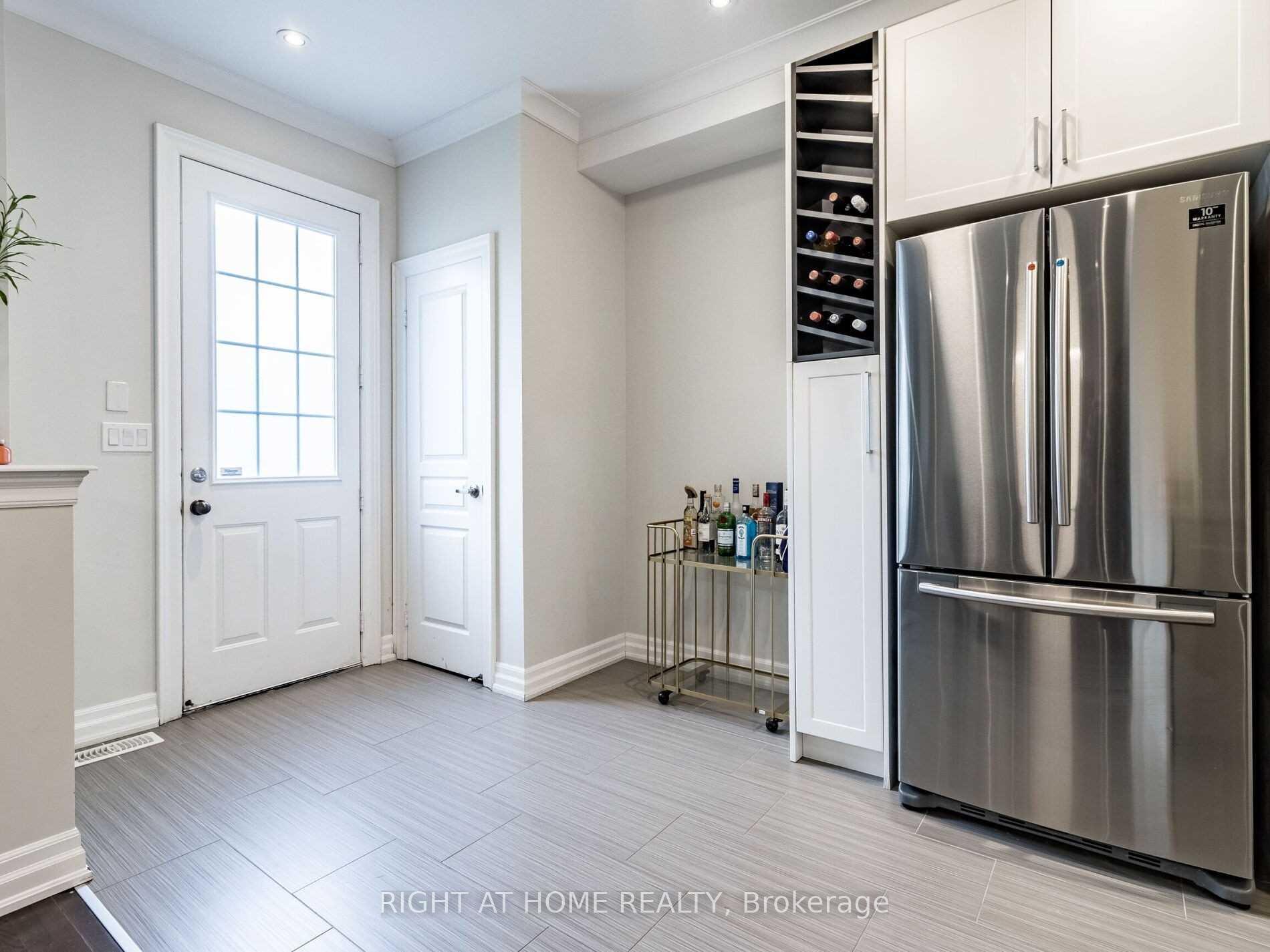 Photo 9 of 2521 Postmaster Drive, Oakville, Westmount — HOMEH