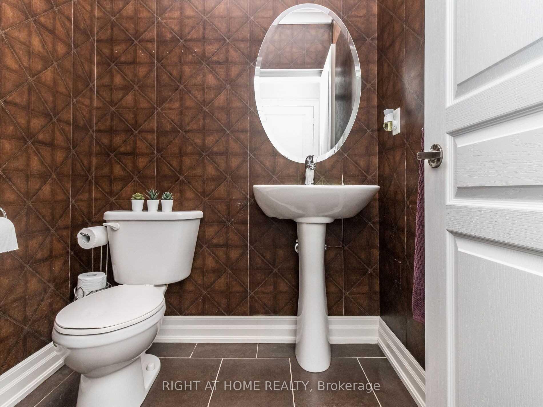 Photo 13 of 2521 Postmaster Drive, Oakville, Westmount — HOMEH