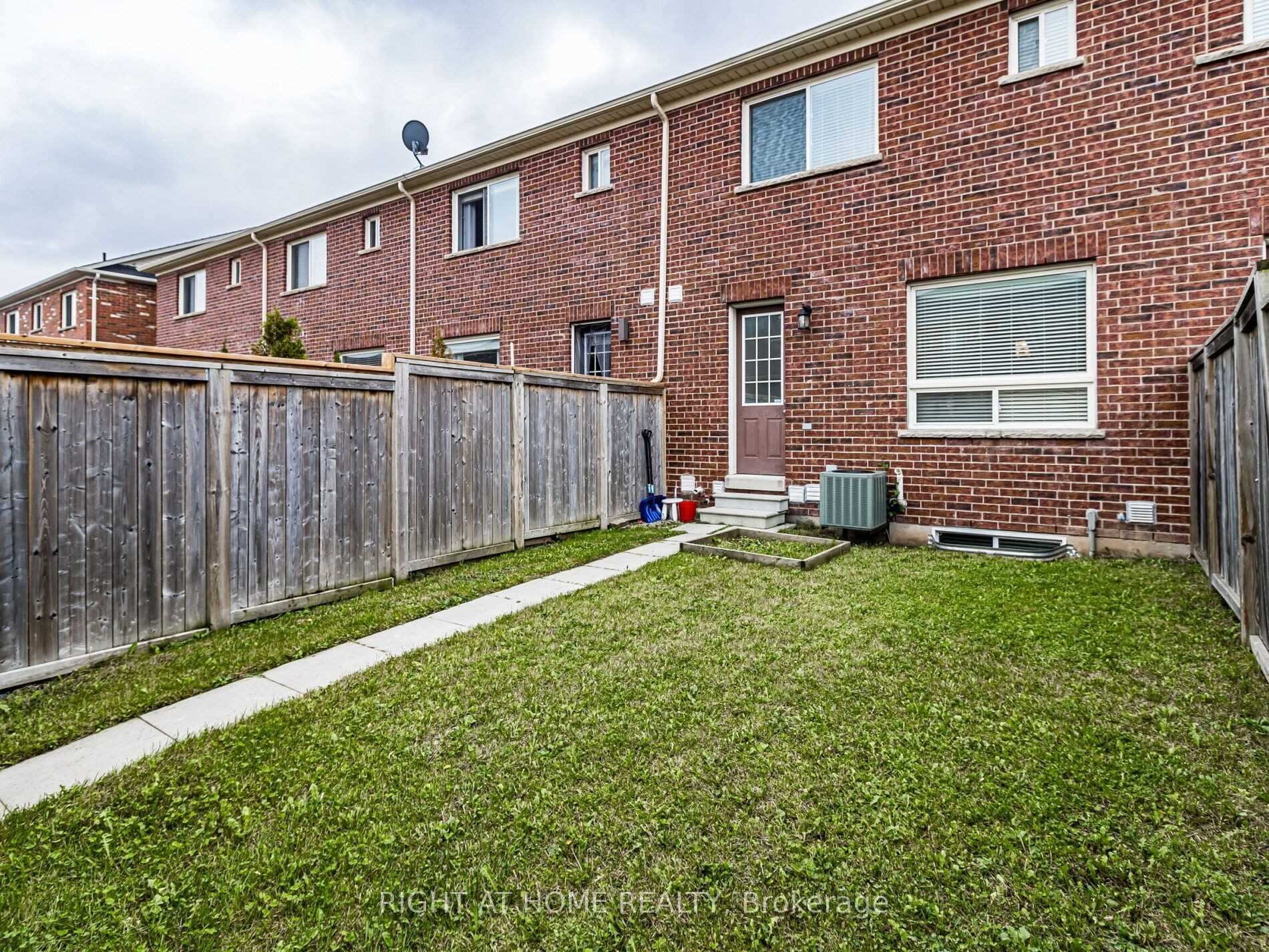 Photo 20 of 2521 Postmaster Drive, Oakville, Westmount — HOMEH