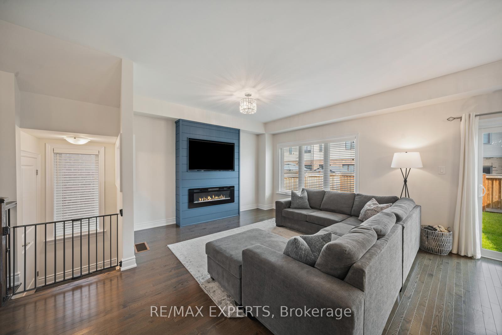 Photo 5 of 115 Arnold Crescent, New Tecumseth, Alliston — HOMEH