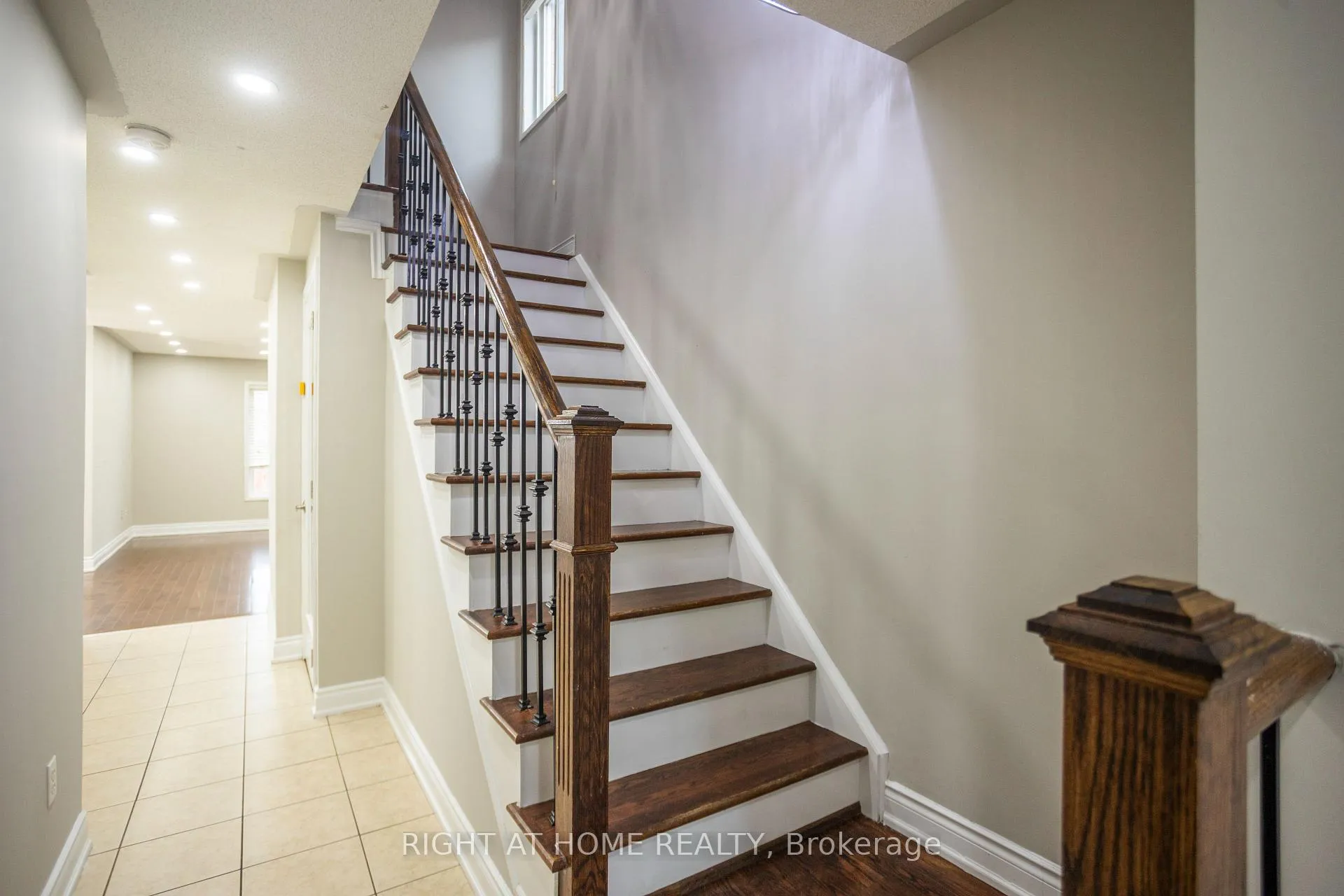 Photo 5 of 4 Wicklow Road, Brampton, Credit Valley — HOMEH