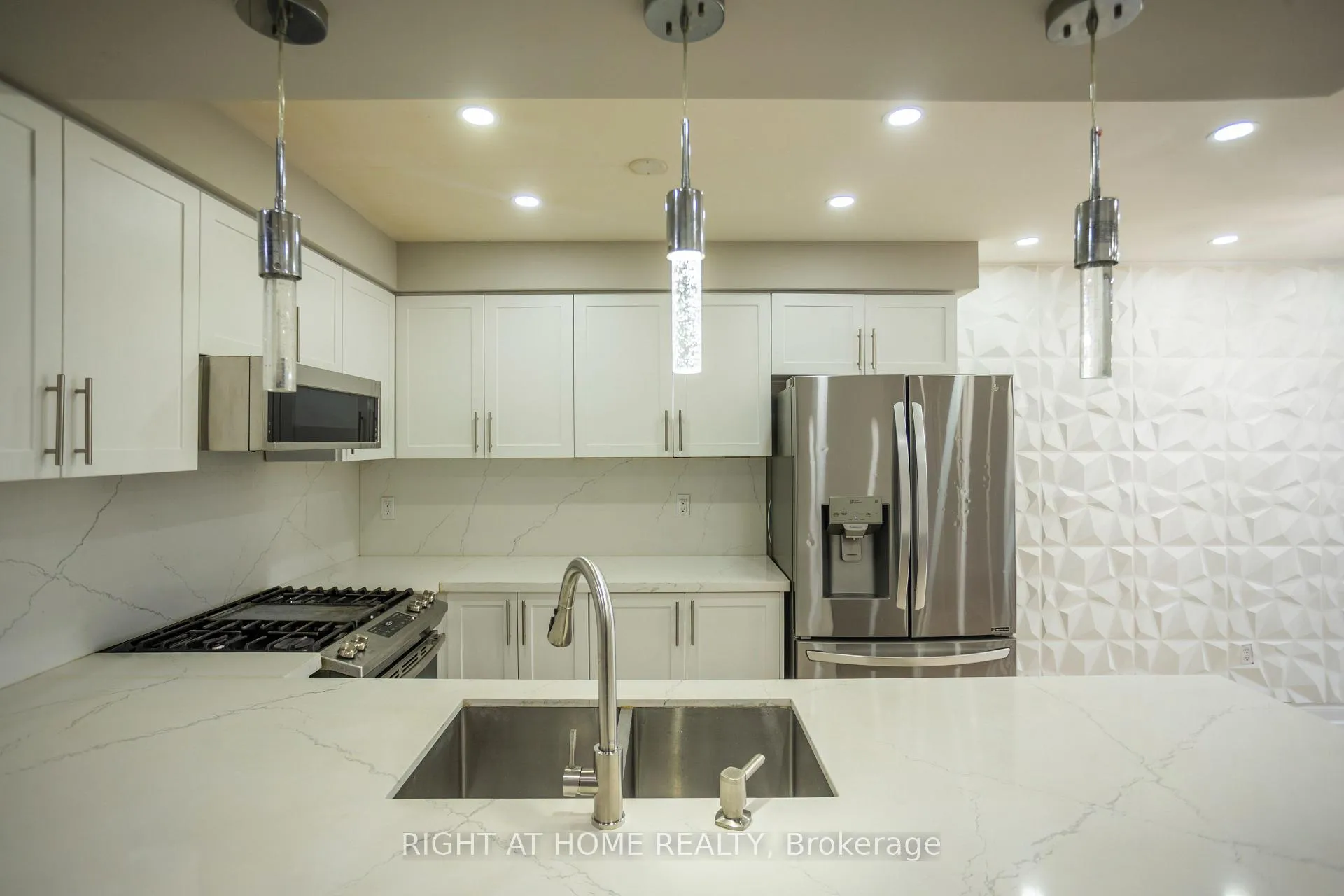 Photo 7 of 4 Wicklow Road, Brampton, Credit Valley — HOMEH