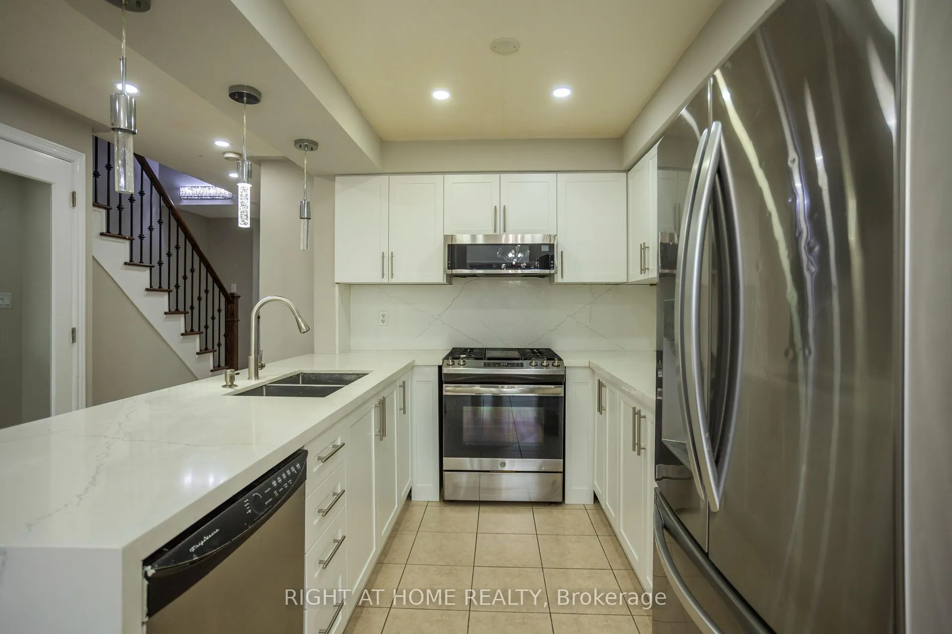 Photo 8 of 4 Wicklow Road, Brampton, Credit Valley — HOMEH