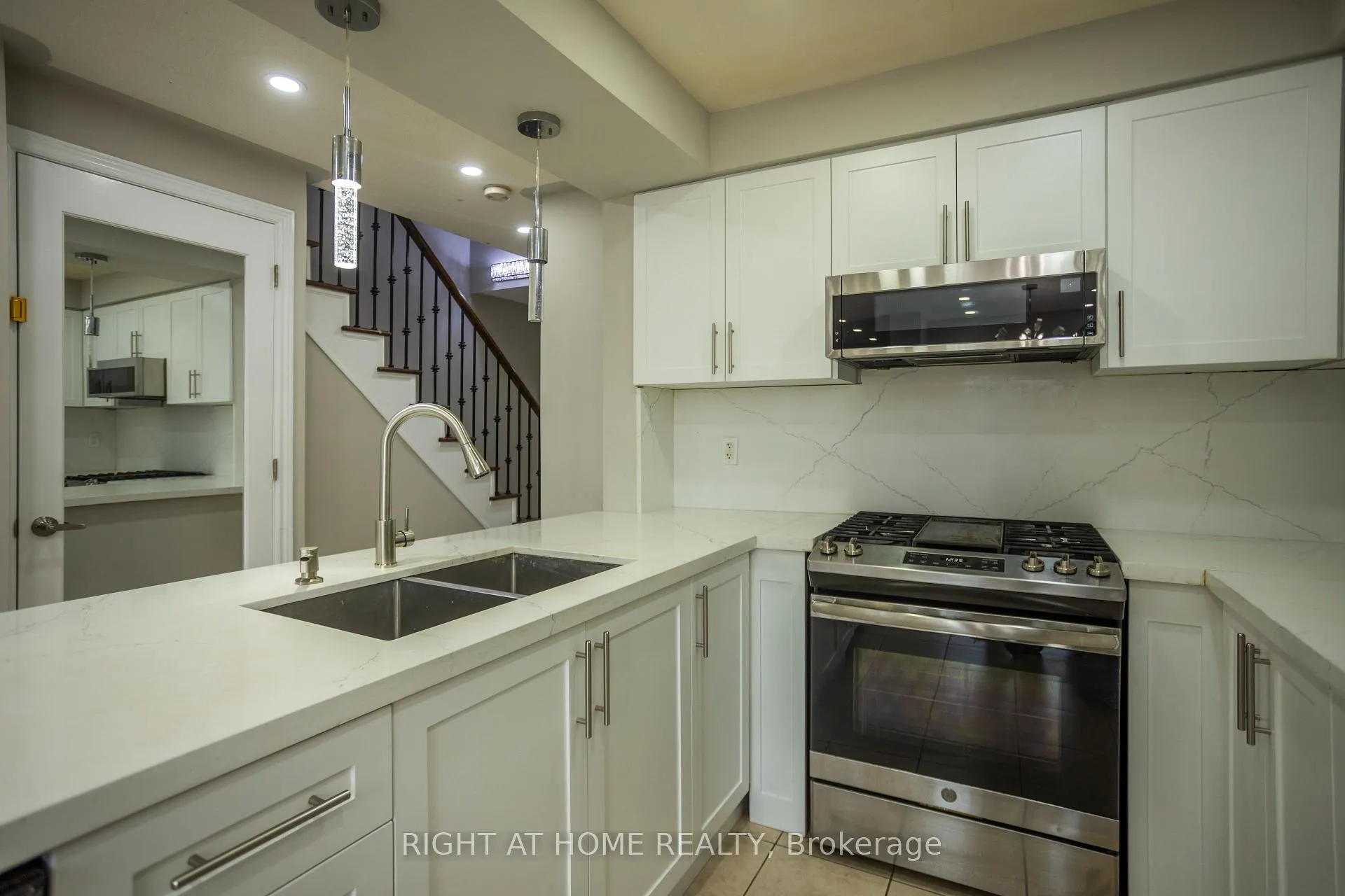 Photo 9 of 4 Wicklow Road, Brampton, Credit Valley — HOMEH