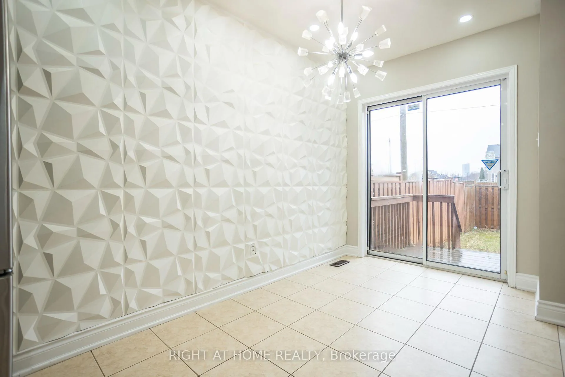 Photo 10 of 4 Wicklow Road, Brampton, Credit Valley — HOMEH