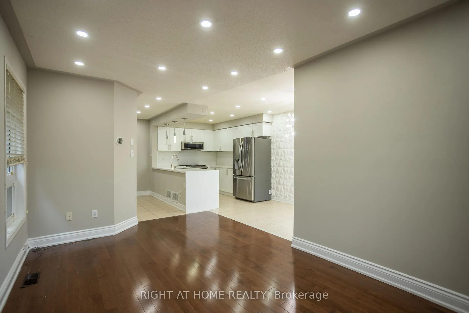 Photo 11 of 4 Wicklow Road, Brampton, Credit Valley — HOMEH