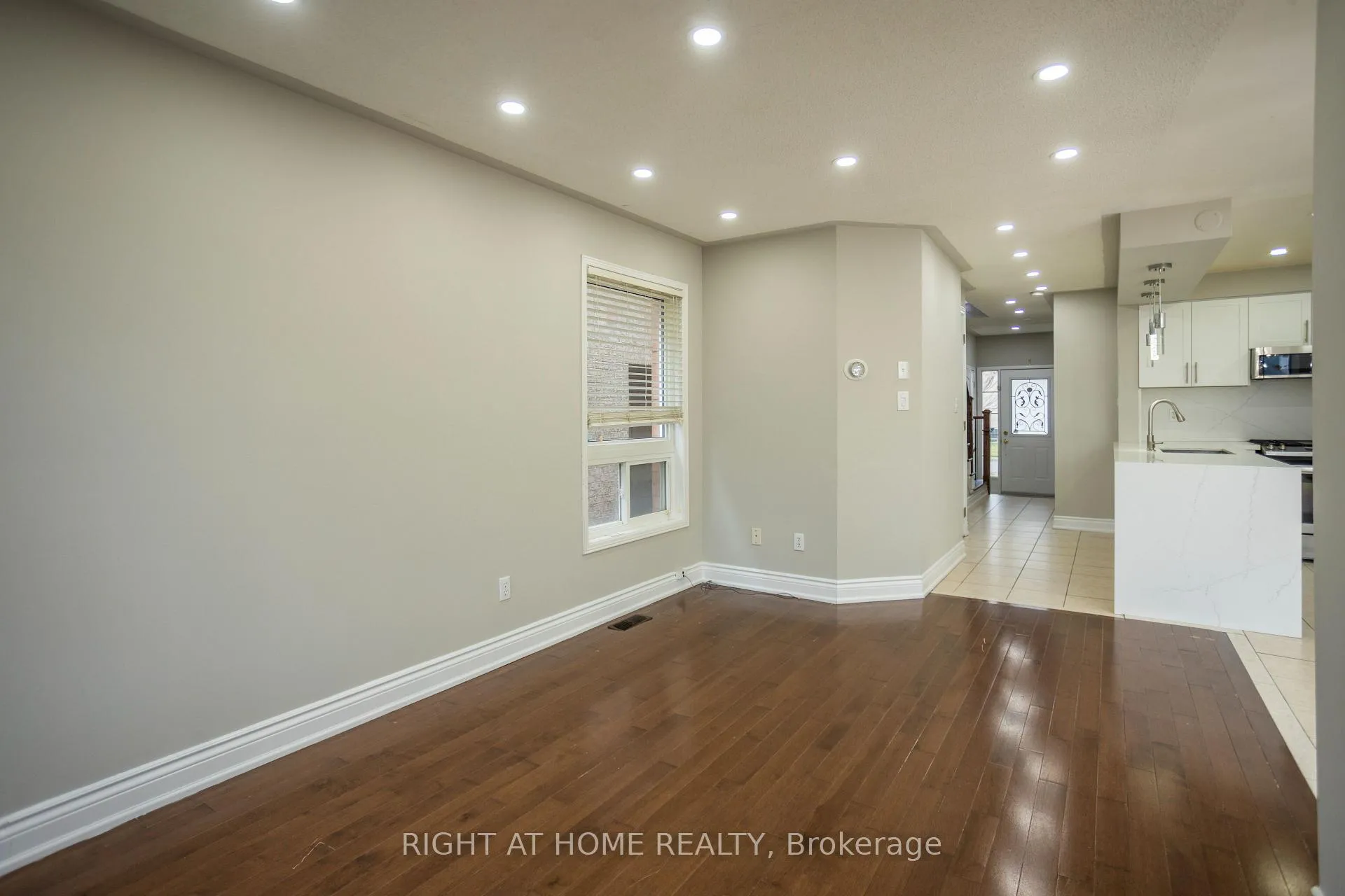 Photo 12 of 4 Wicklow Road, Brampton, Credit Valley — HOMEH