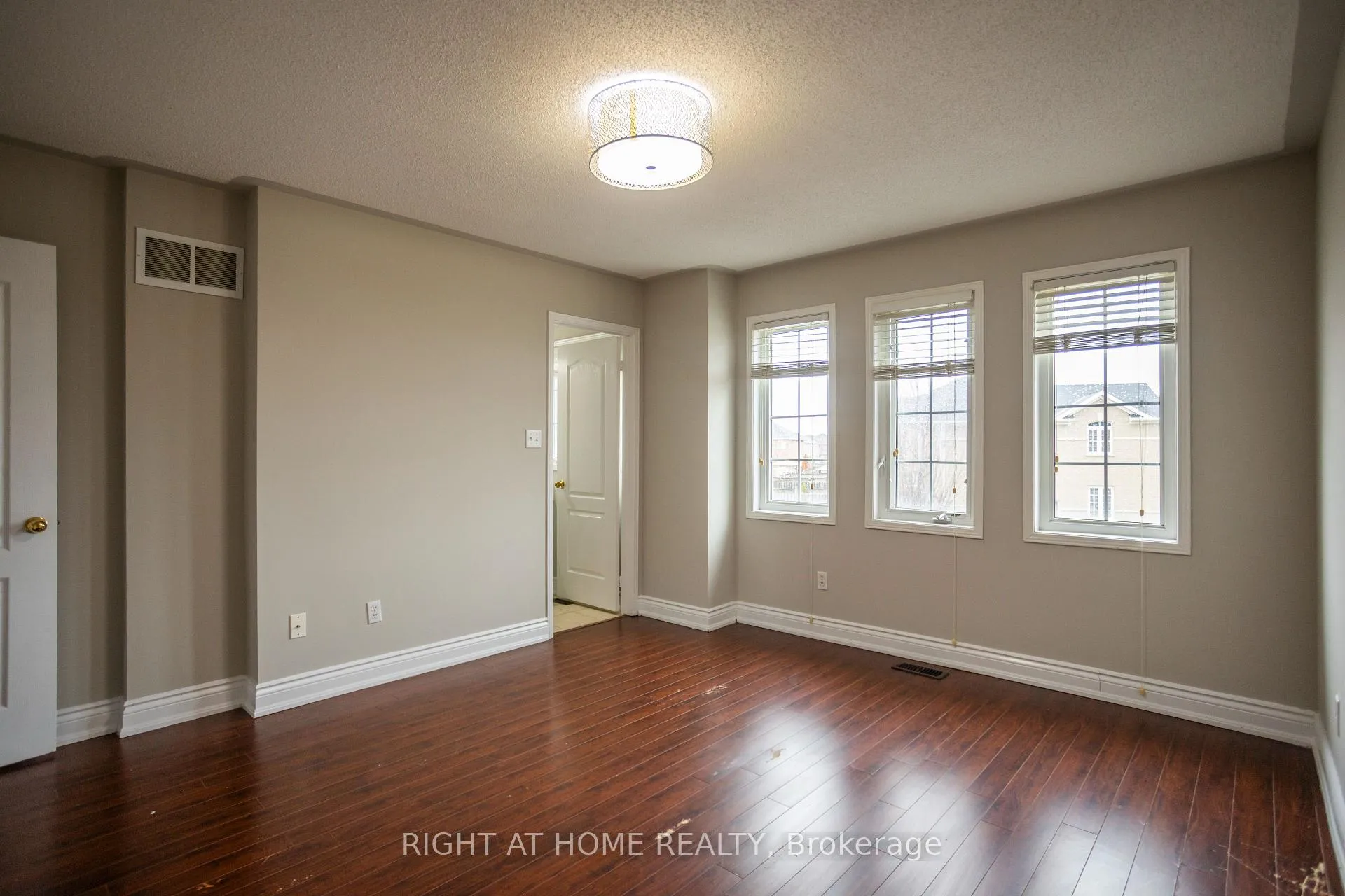 Photo 13 of 4 Wicklow Road, Brampton, Credit Valley — HOMEH