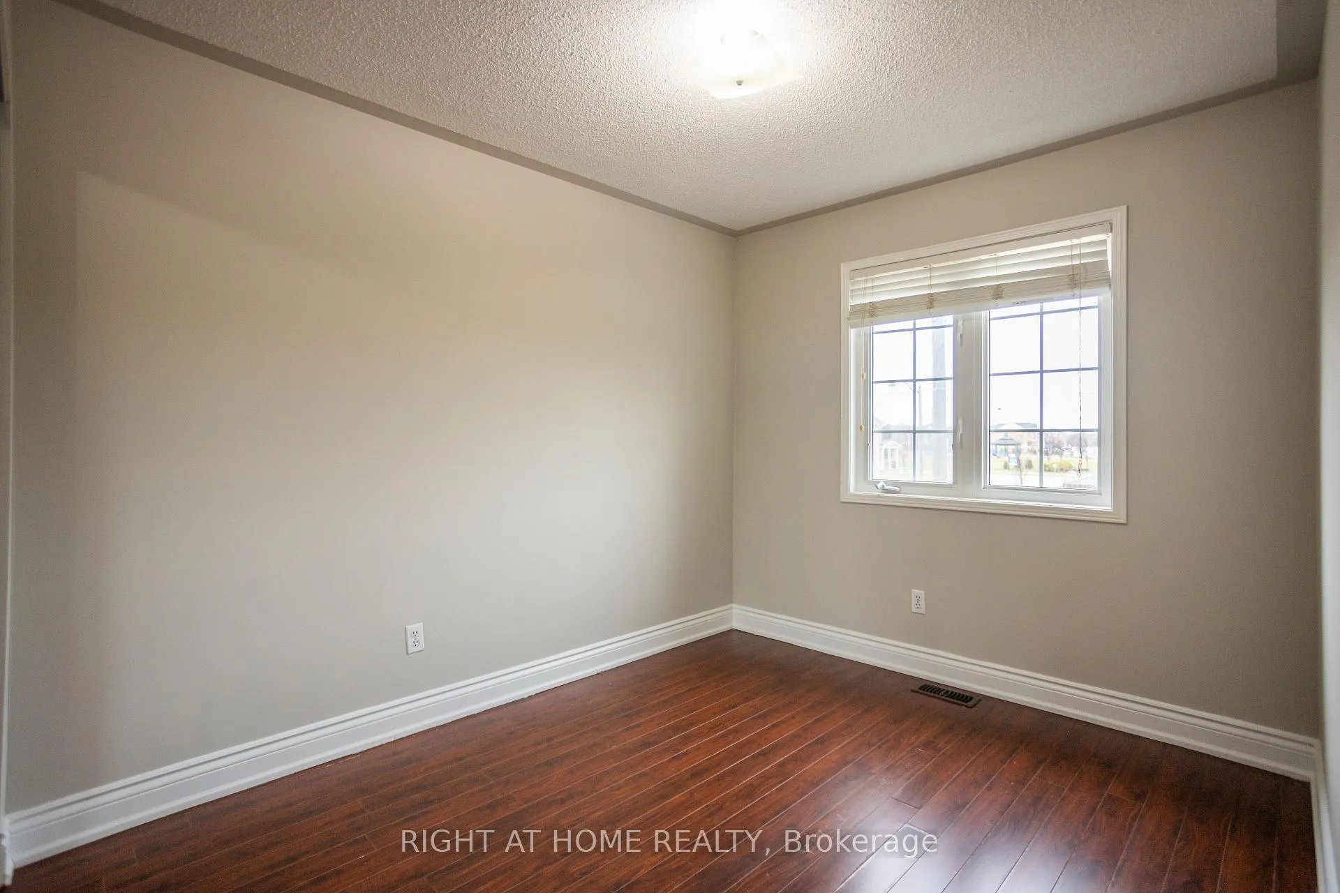 Photo 17 of 4 Wicklow Road, Brampton, Credit Valley — HOMEH