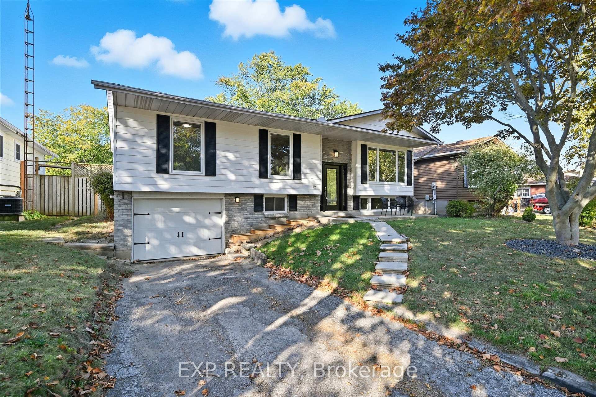 Photo 2 of 19 Aaron Drive, Norfolk, Port Dover — HOMEH