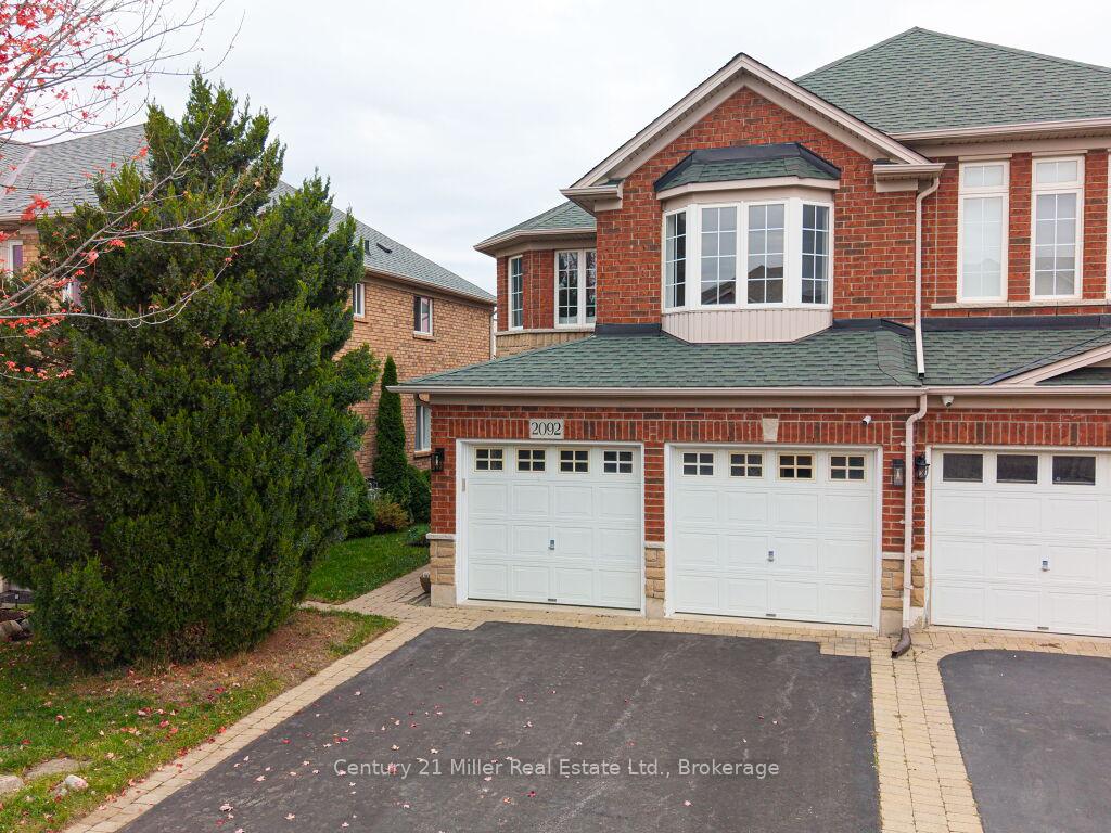 Photo 3 of 2092 Redstone Crescent, Oakville, Westmount — HOMEH