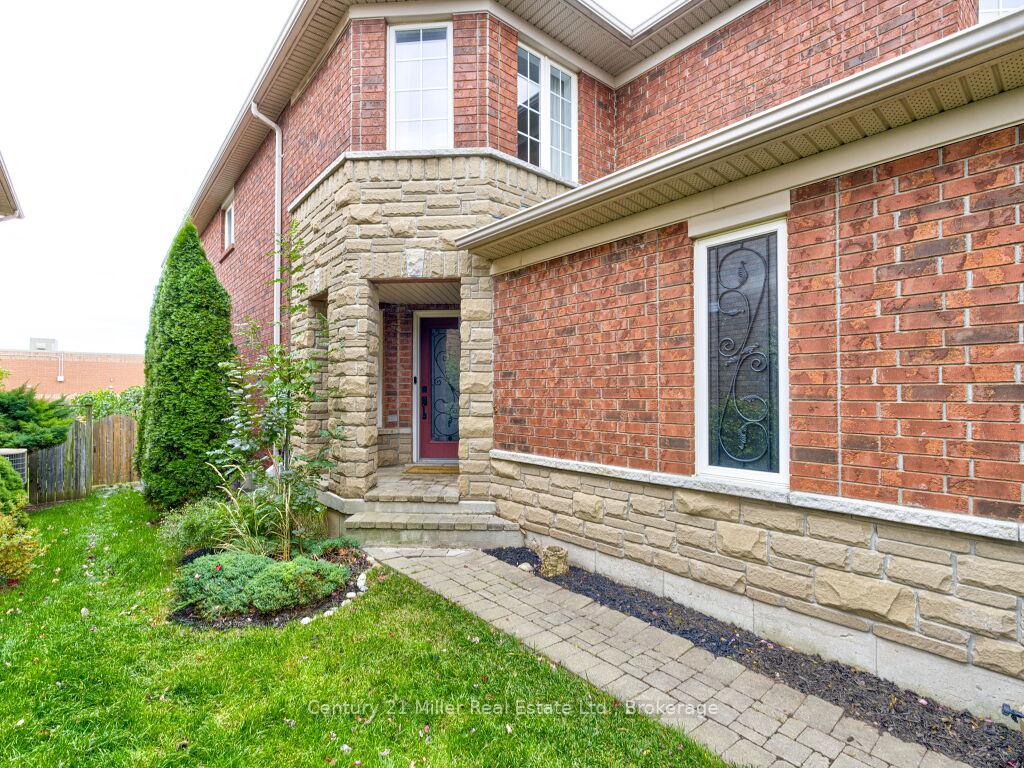 Photo 4 of 2092 Redstone Crescent, Oakville, Westmount — HOMEH