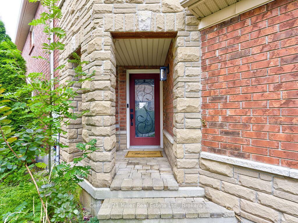 Photo 5 of 2092 Redstone Crescent, Oakville, Westmount — HOMEH