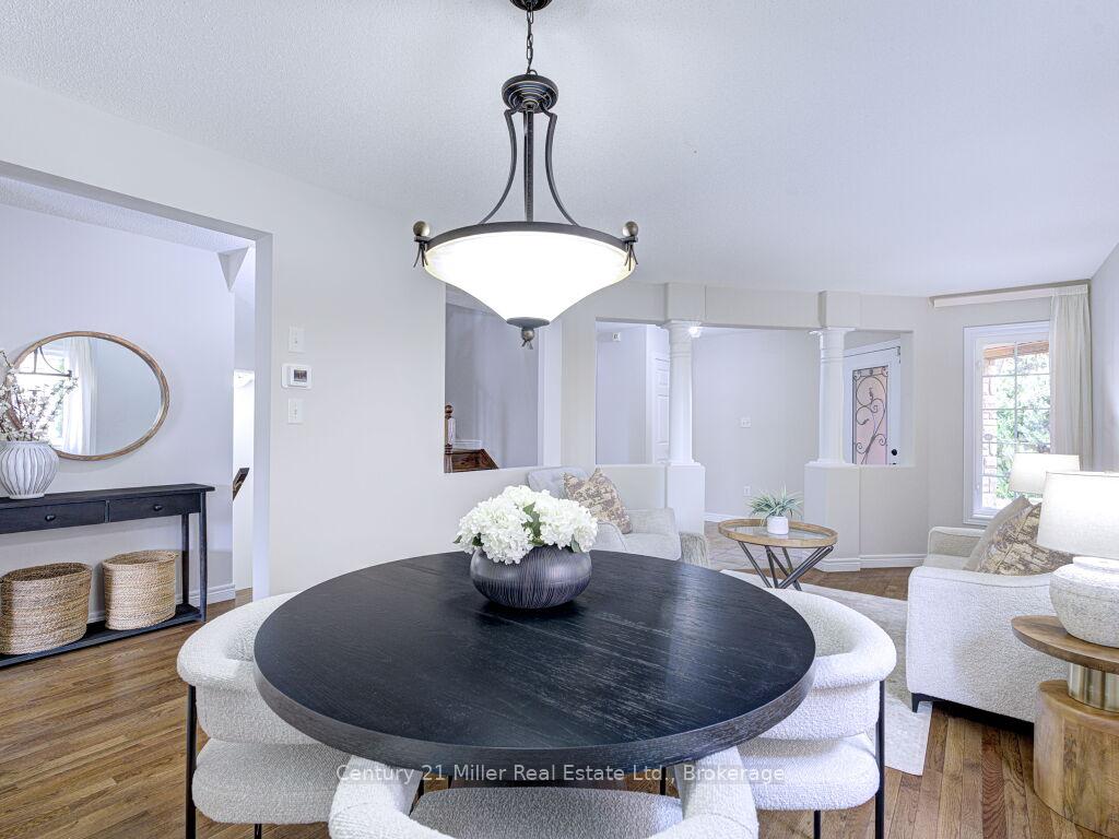 Photo 13 of 2092 Redstone Crescent, Oakville, Westmount — HOMEH