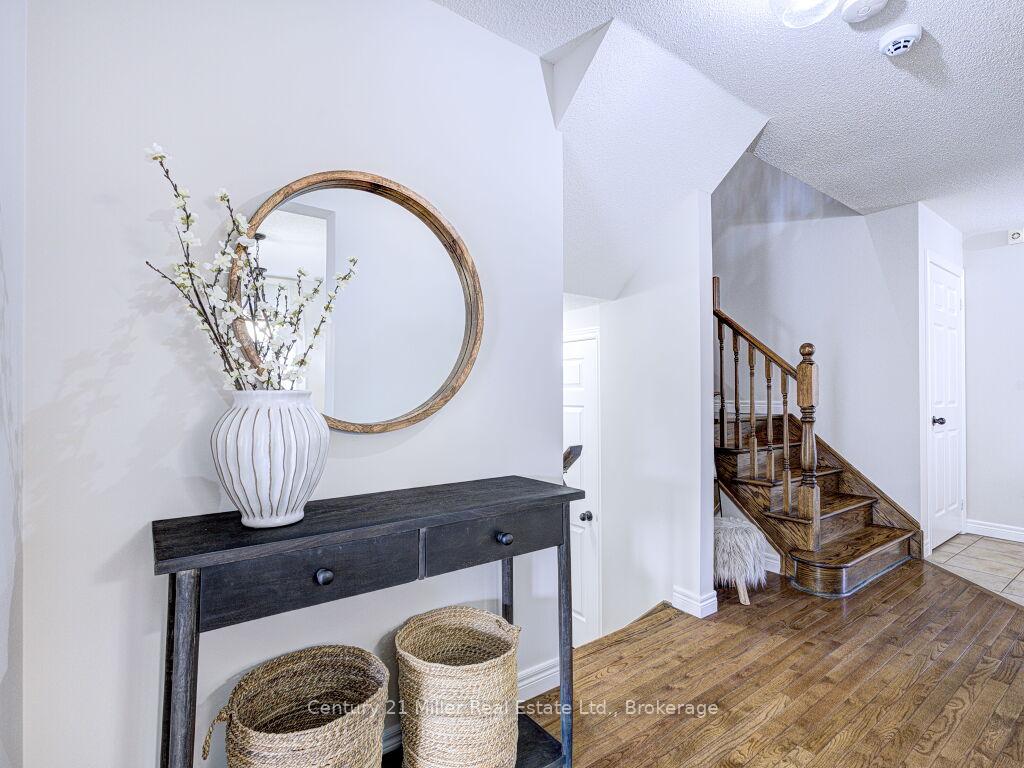 Photo 14 of 2092 Redstone Crescent, Oakville, Westmount — HOMEH