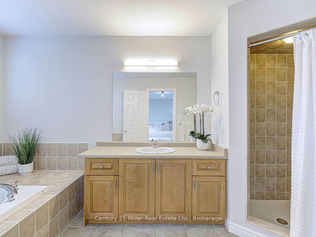 Photo 32 of 2092 Redstone Crescent, Oakville, Westmount — HOMEH