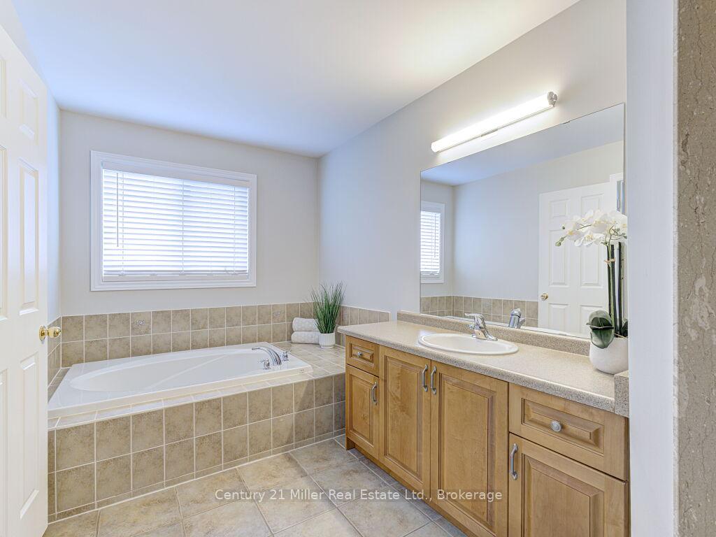 Photo 34 of 2092 Redstone Crescent, Oakville, Westmount — HOMEH
