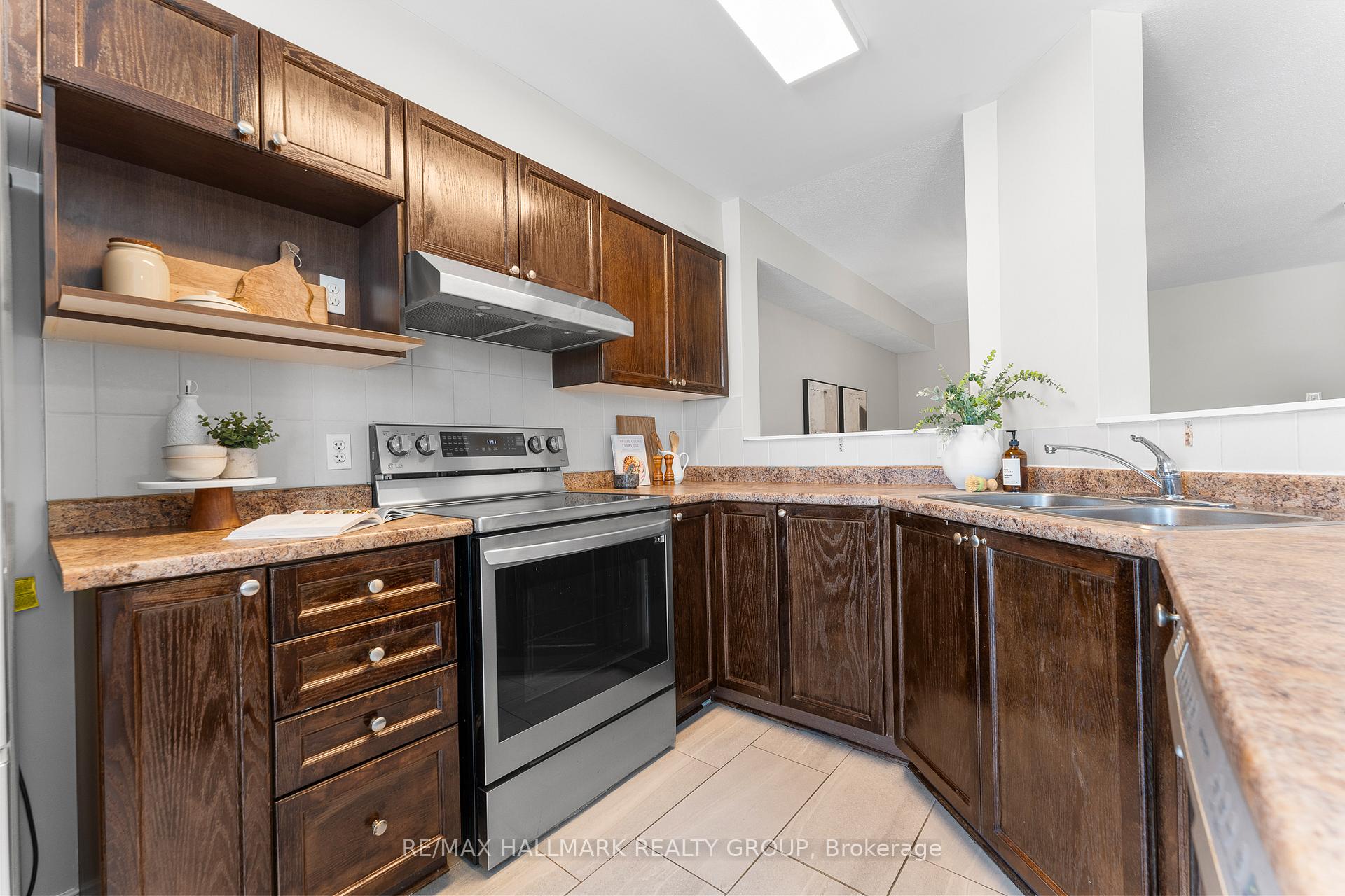 Photo 16 of 207 Cityview Crescent, Ottawa, Springridge/East Village — HOMEH