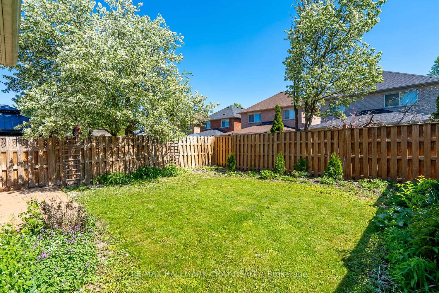 Photo 2 of 17 Henderson Crescent, New Tecumseth, Alliston — HOMEH