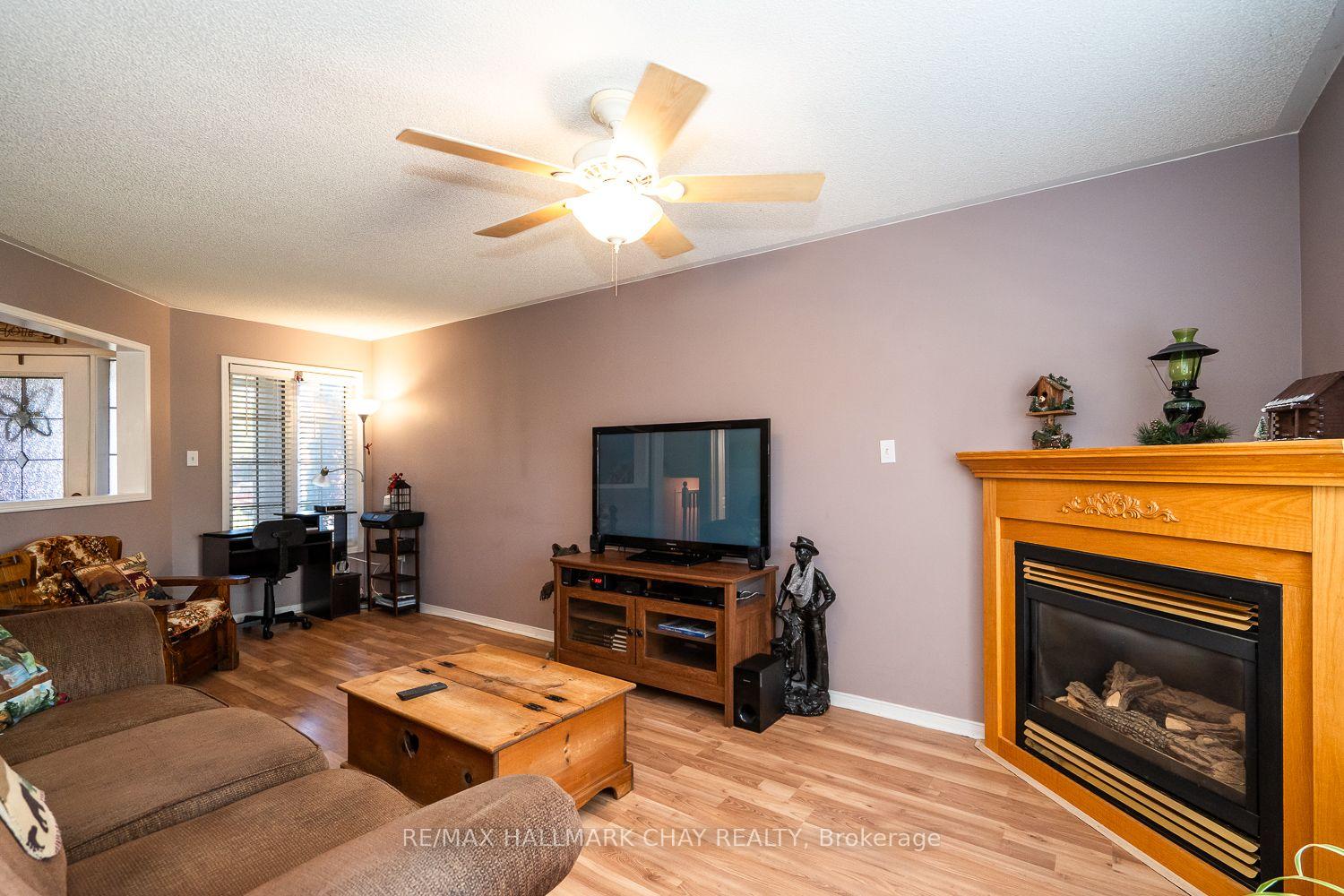 Photo 3 of 17 Henderson Crescent, New Tecumseth, Alliston — HOMEH