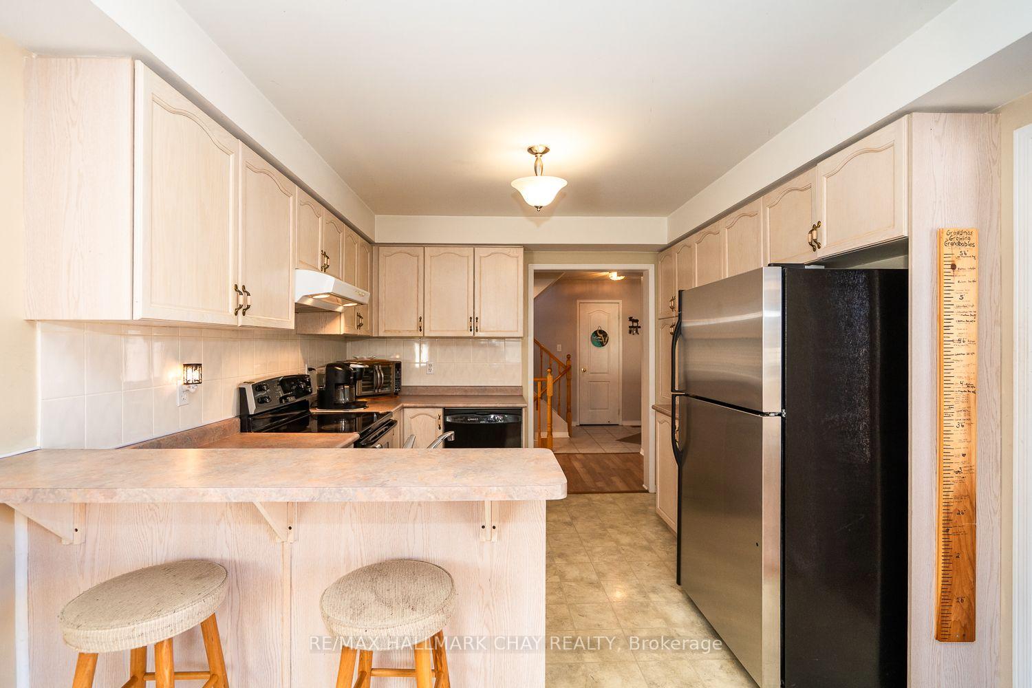 Photo 4 of 17 Henderson Crescent, New Tecumseth, Alliston — HOMEH