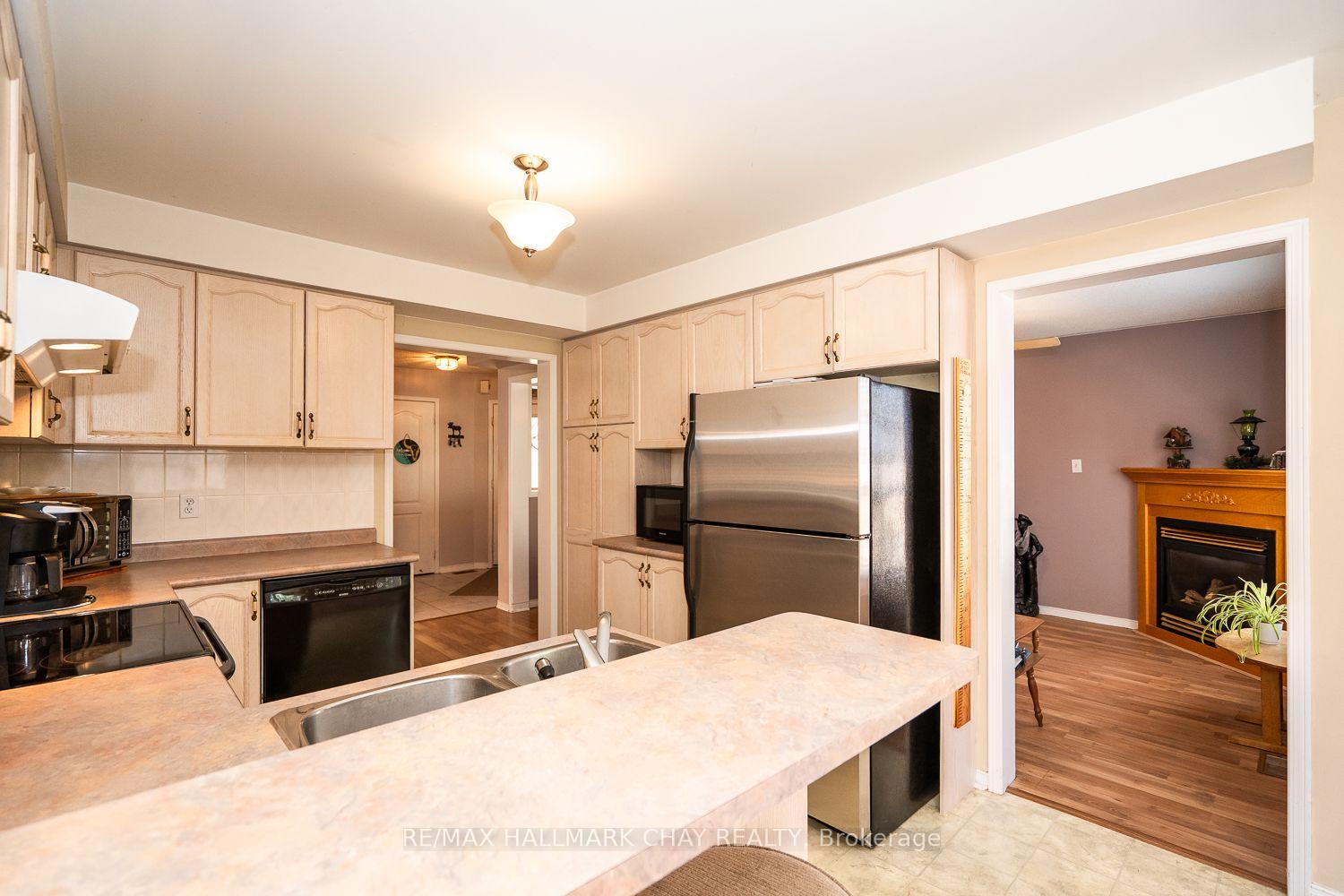 Photo 13 of 17 Henderson Crescent, New Tecumseth, Alliston — HOMEH