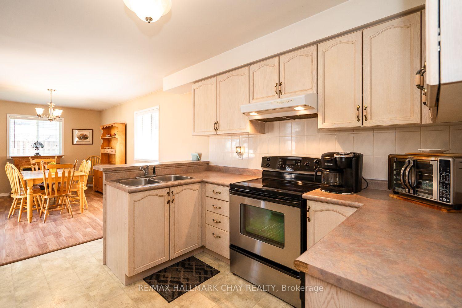 Photo 14 of 17 Henderson Crescent, New Tecumseth, Alliston — HOMEH