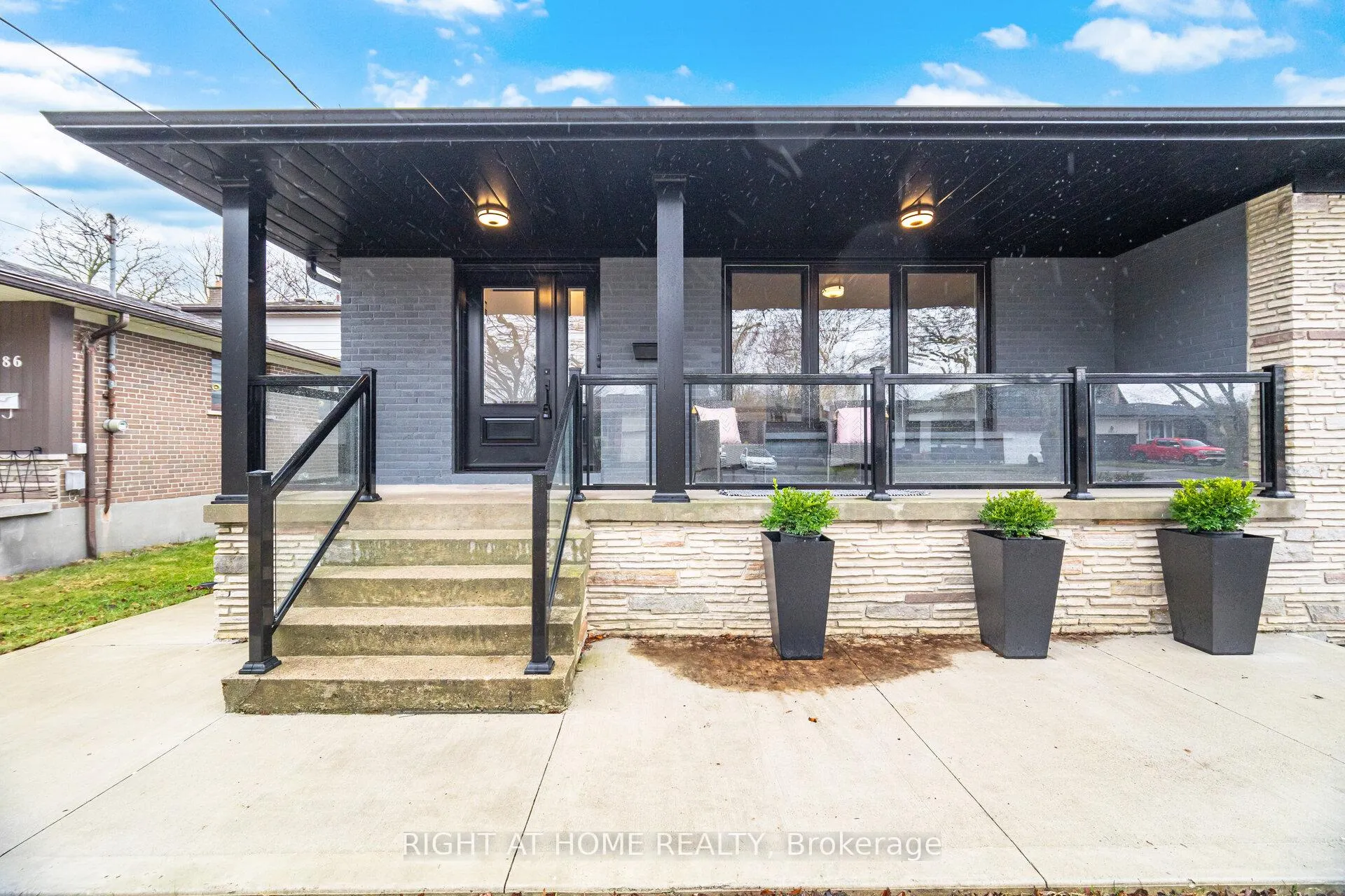 Photo 2 of 1492 Agnew Road, Mississauga, Clarkson — HOMEH