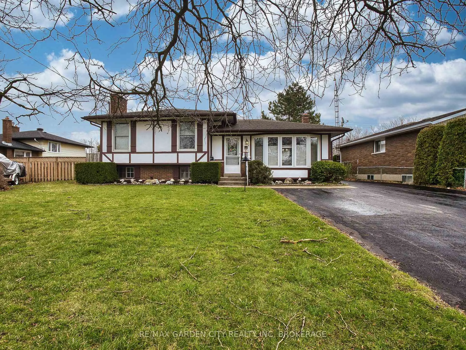 Photo 1 of 102 Meredith Drive, St. Catharines, Carlton/Bunting — HOMEH